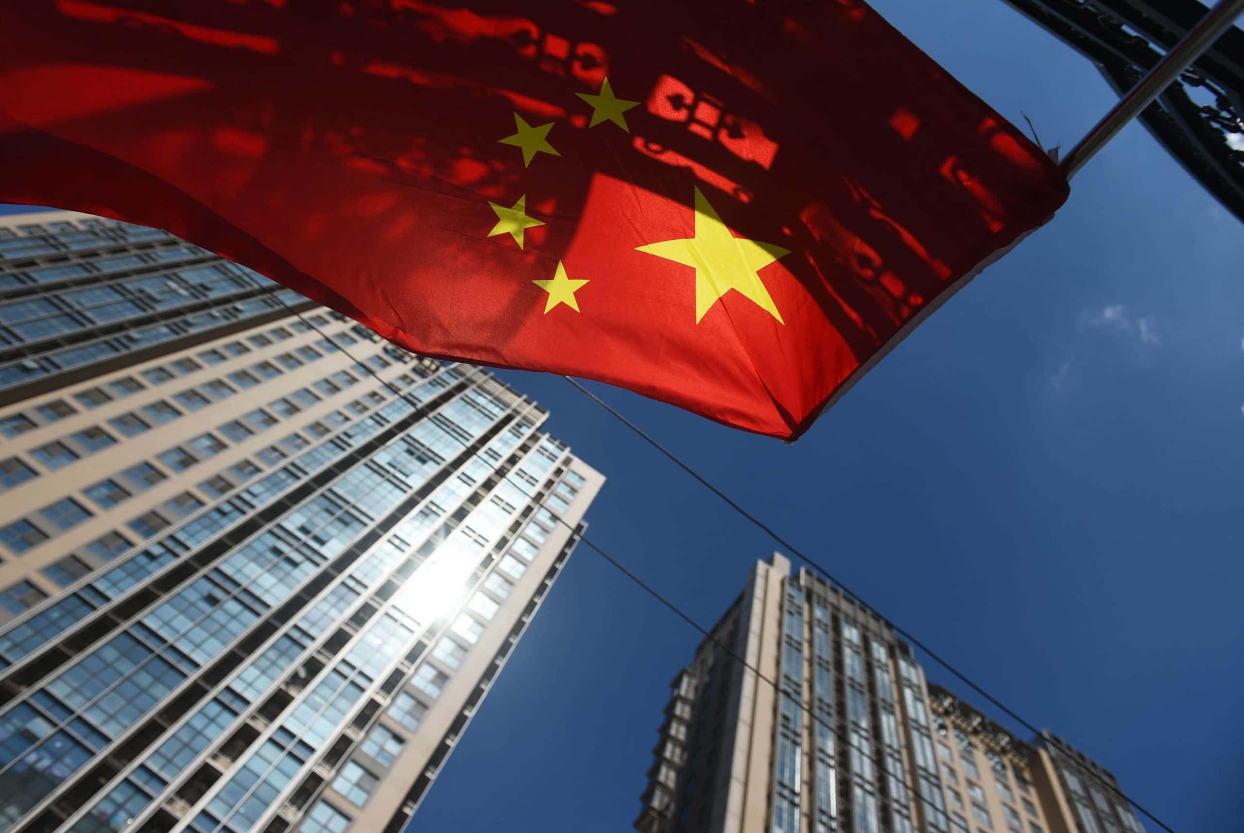 一面中国国旗在高楼前飘扬 壁纸