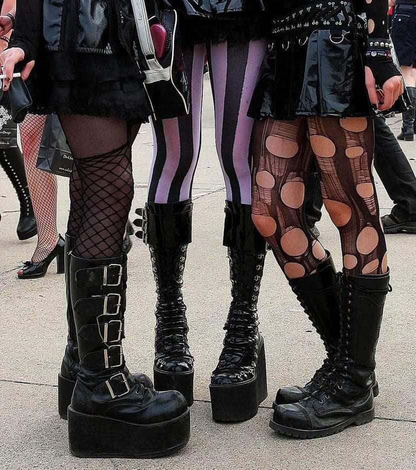 三位身着哥特风格服饰的女性并肩站立 壁纸