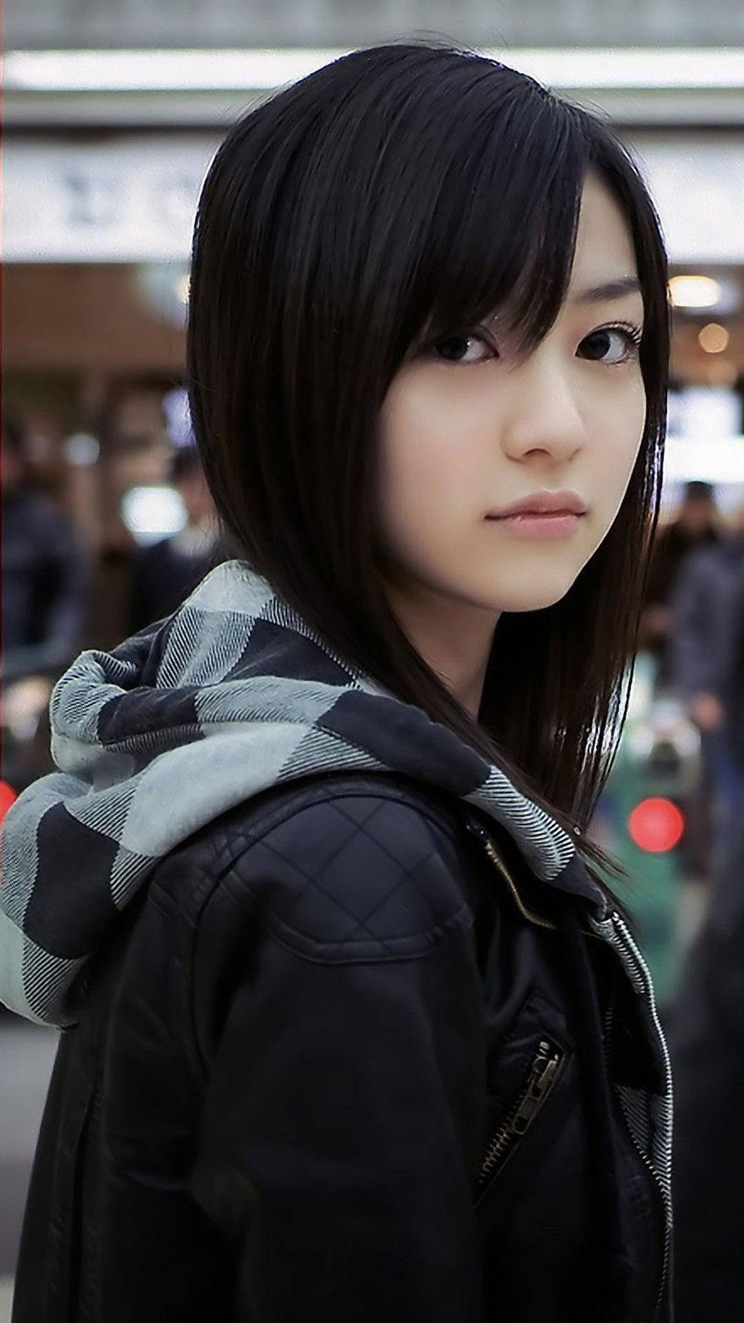 东京街头穿卫衣的女孩 壁纸