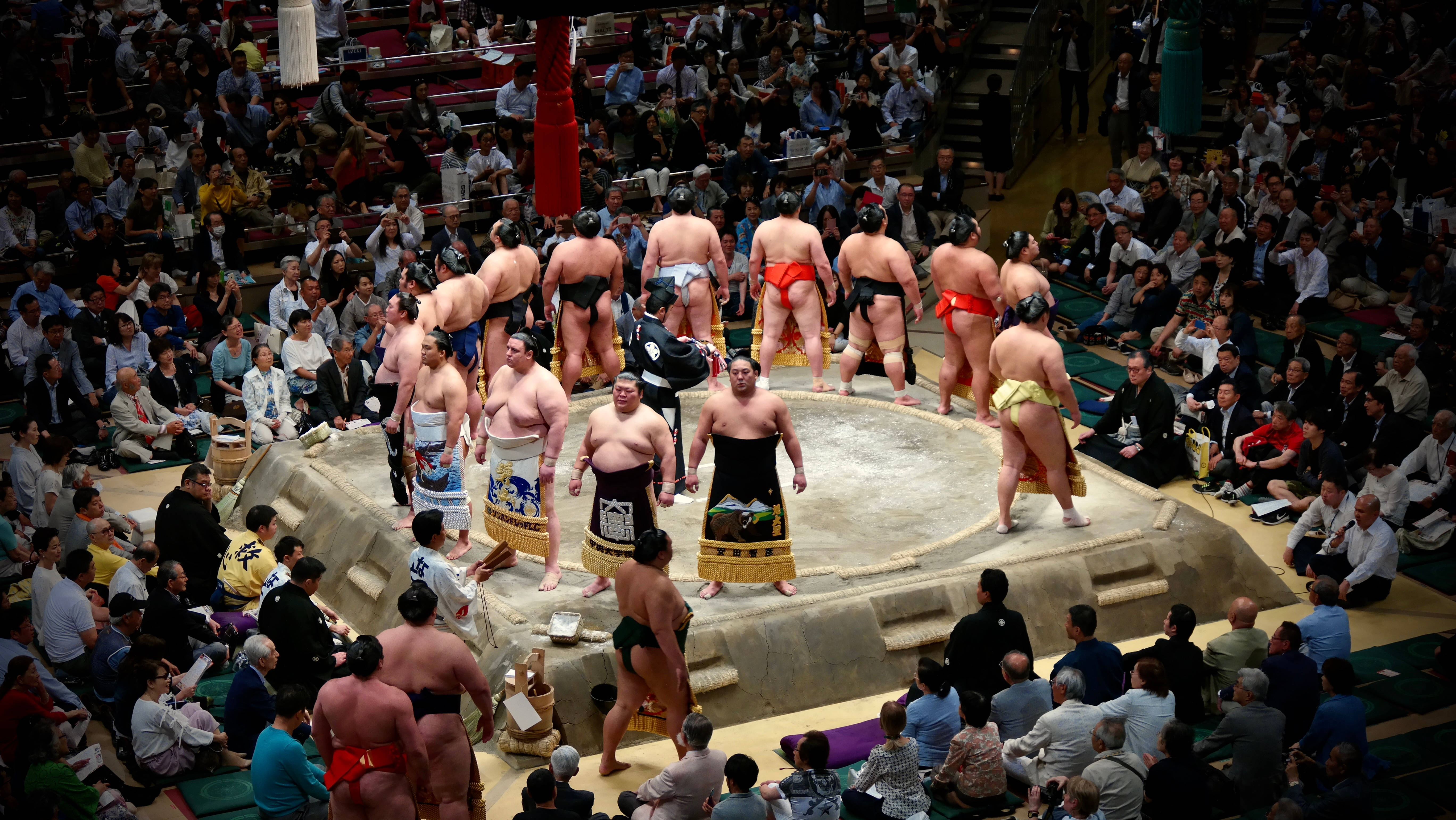 两名相扑选手在传统日本竞技场中交锋 壁纸