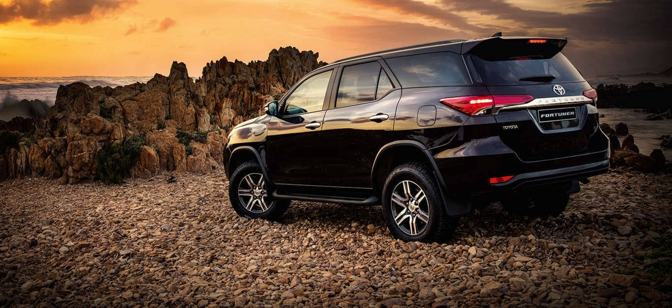 丰田Fortuner Black Legender SUV 壁纸