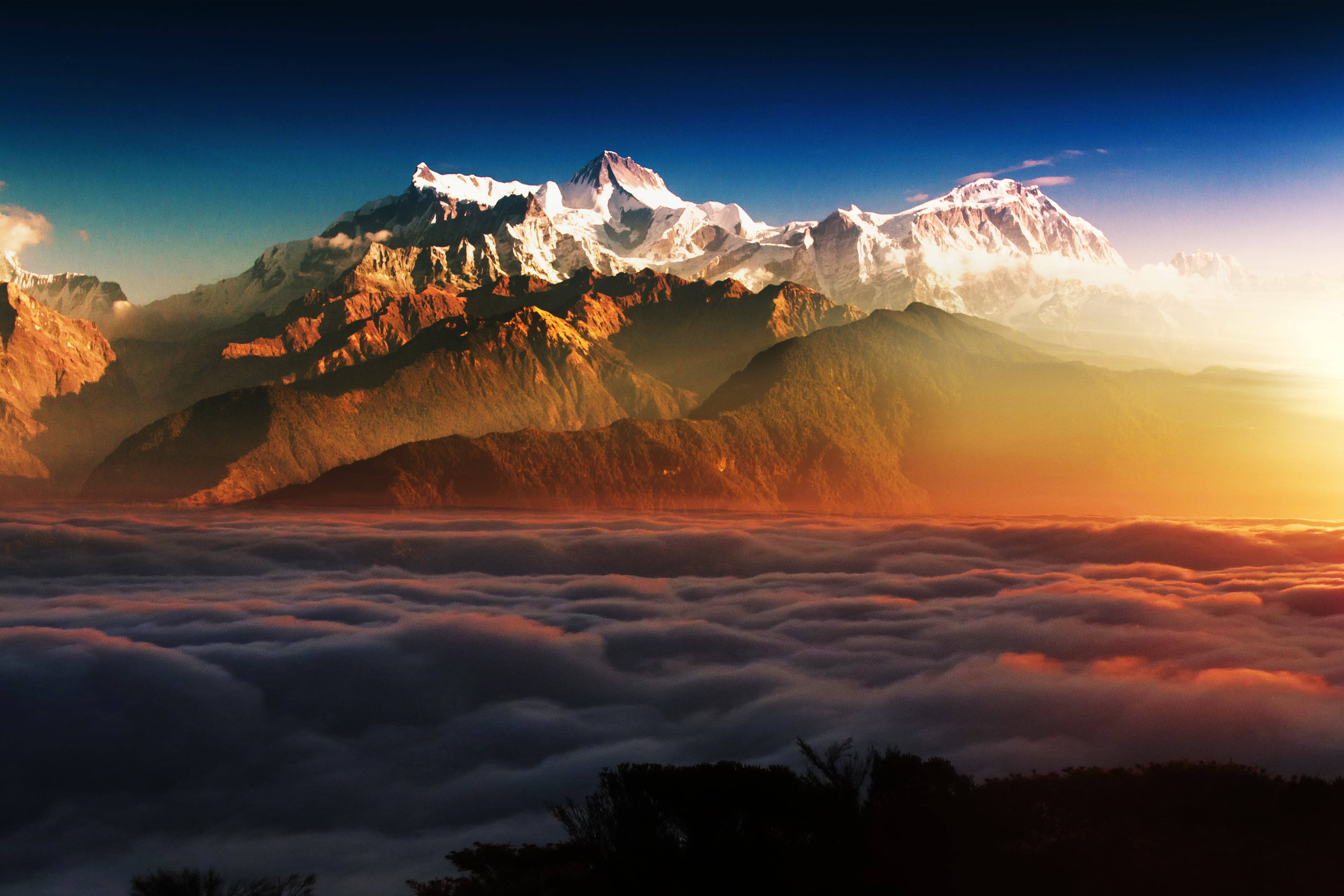 云雾缭绕的山峰美景 壁纸