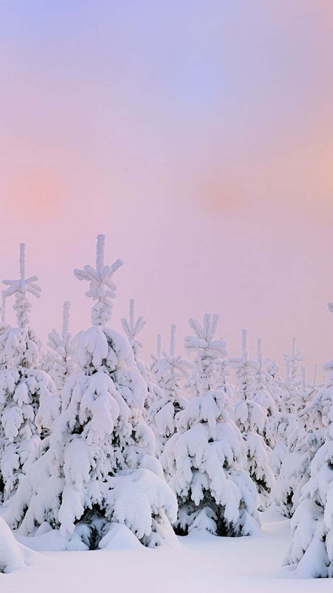 享受冬日巅峰之美，宁静雪覆群山美景 壁纸