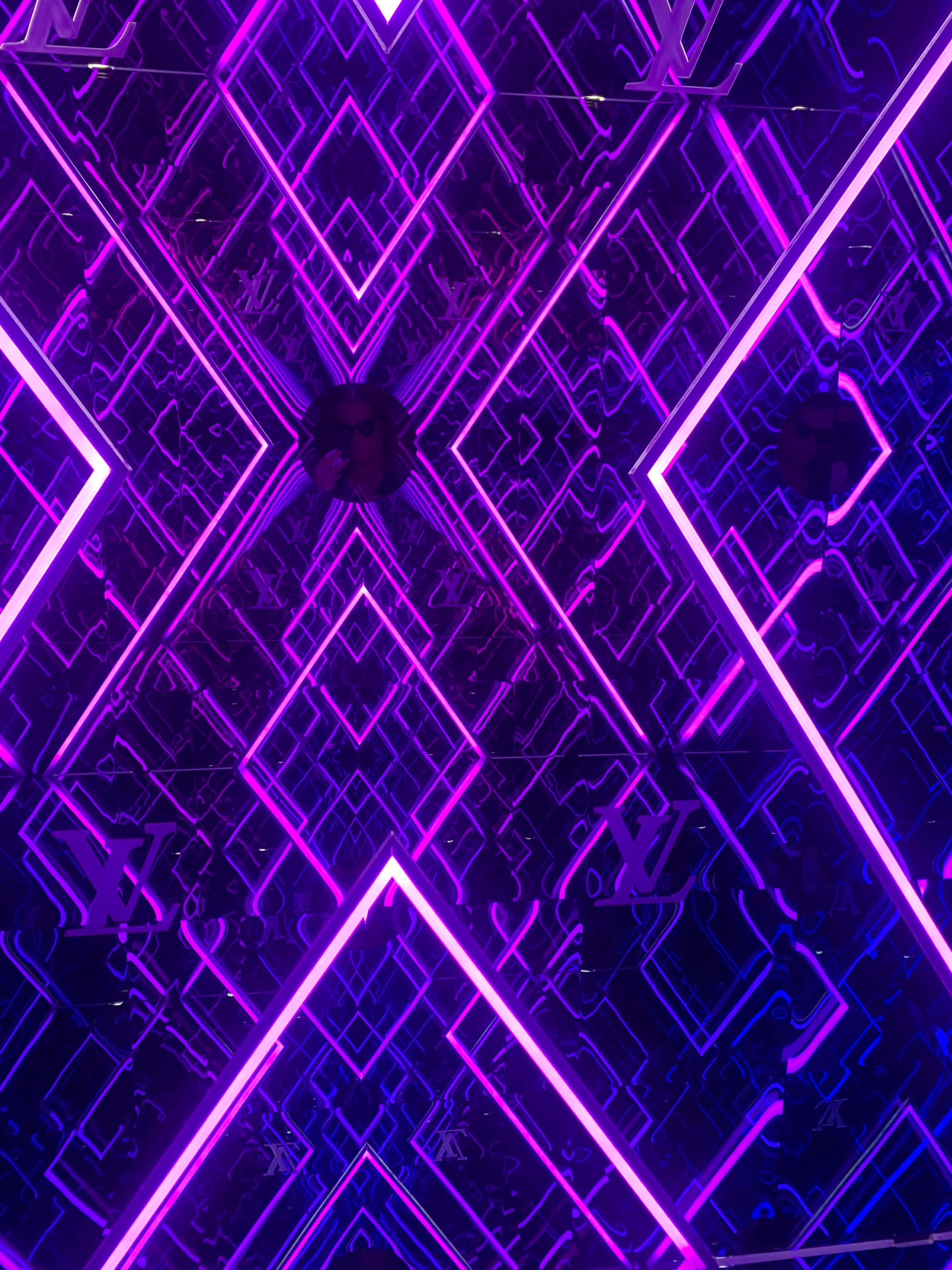 享受生动的紫色霓虹背景。 壁纸
