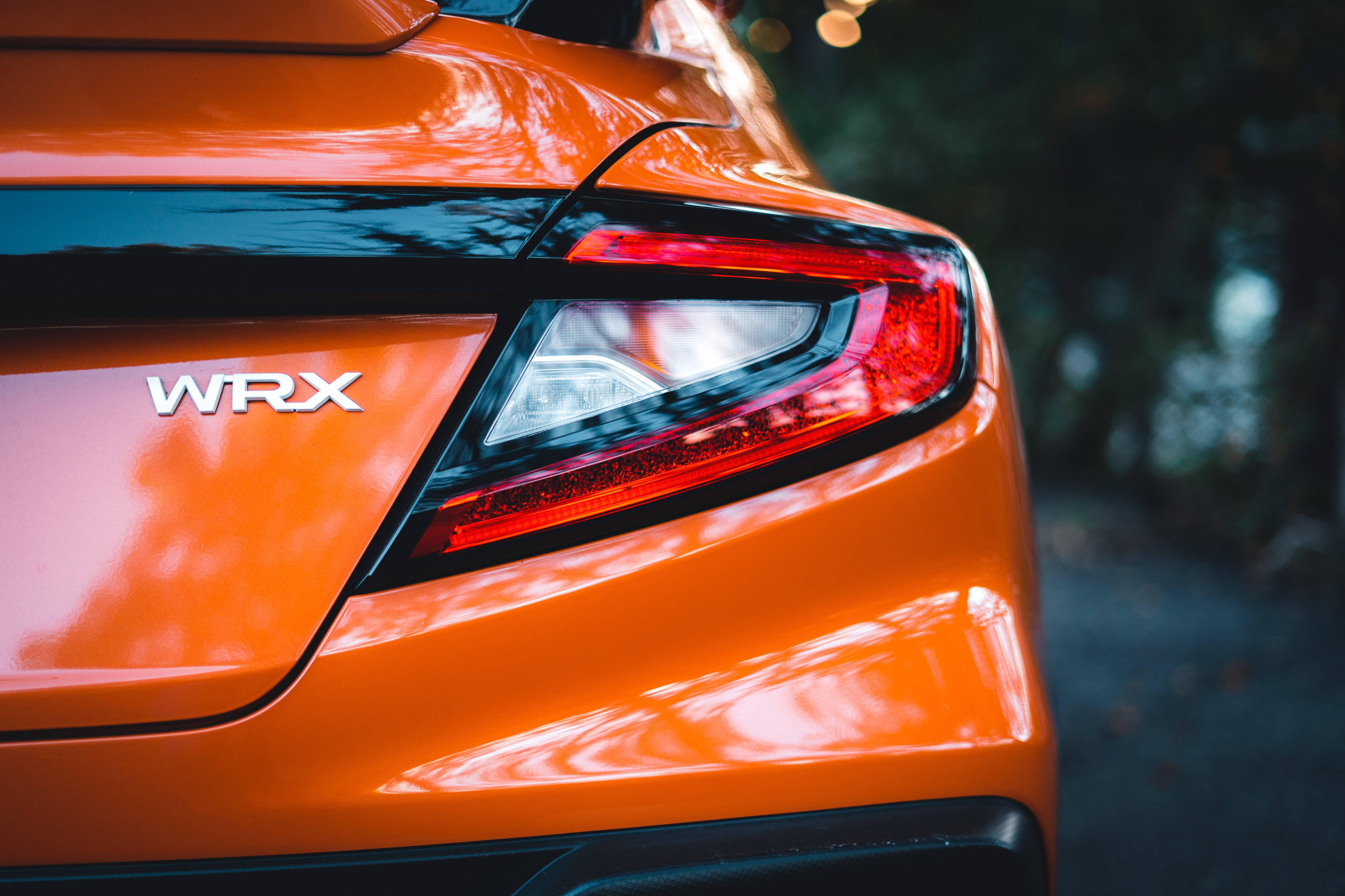 亮橙色斯巴鲁WRX STI 4K 壁纸
