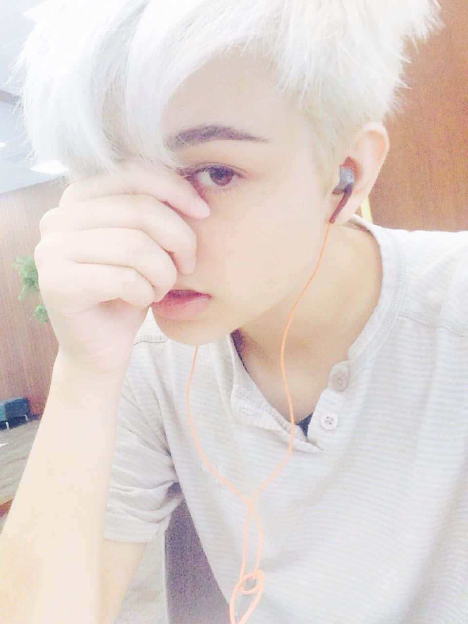 仰望天空的文艺少年 壁纸