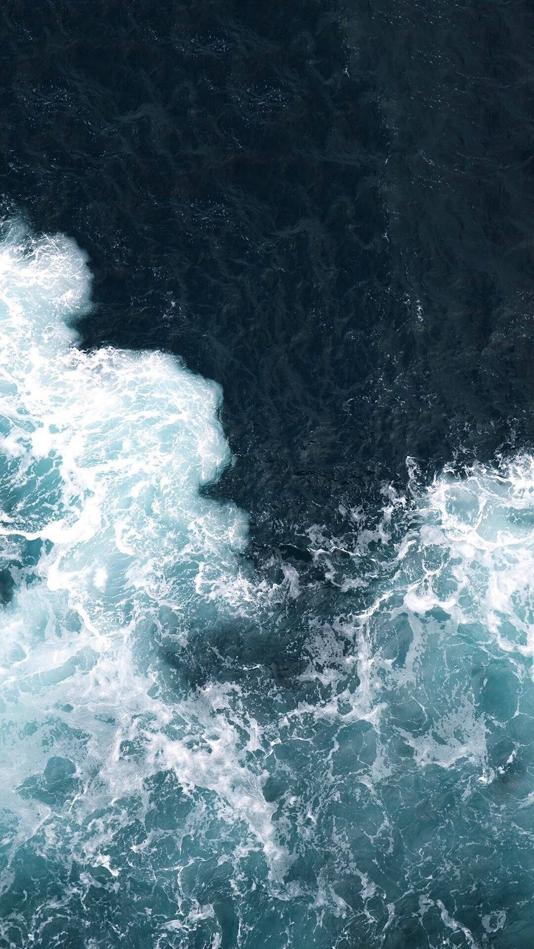 海浪拍岸俯瞰图 iPhone 壁纸