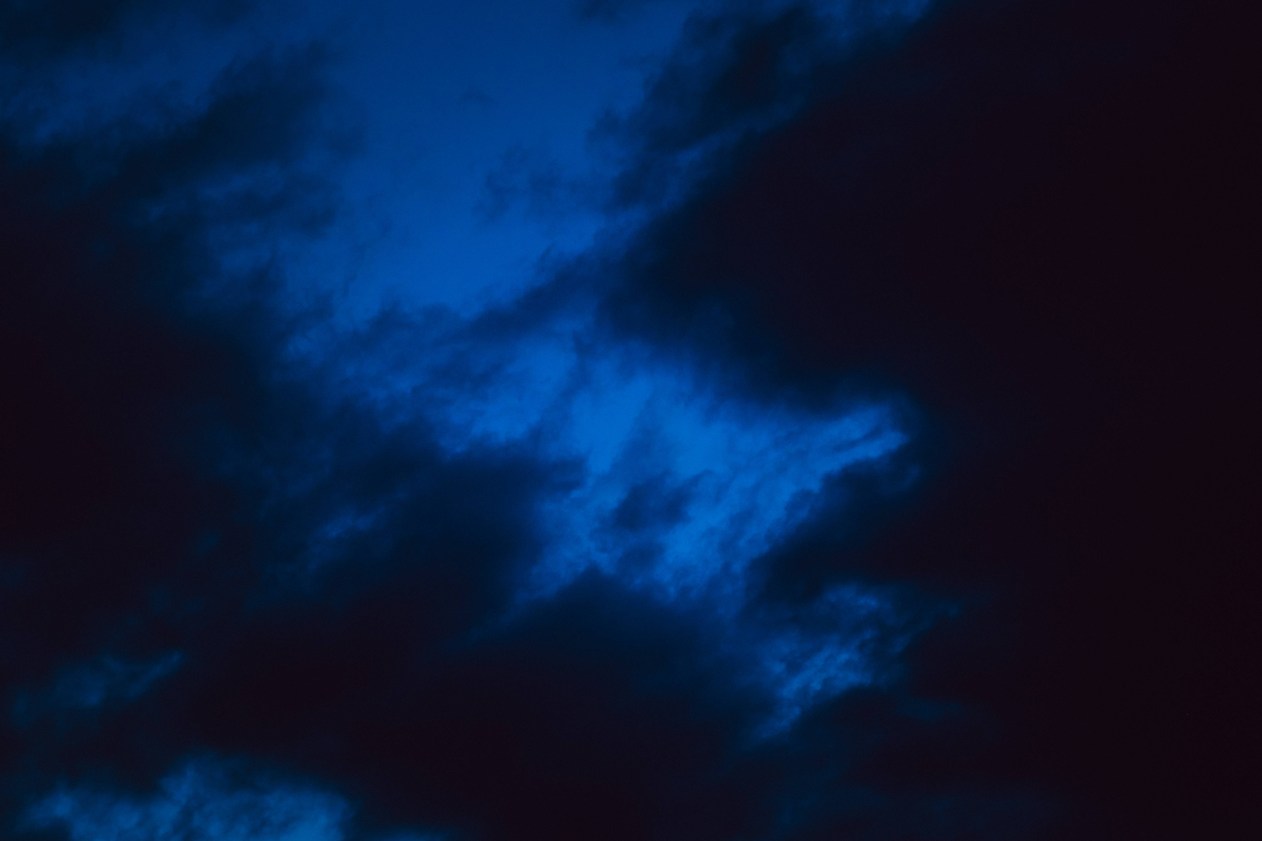 充满奇妙动态云层的深蓝夜空 壁纸