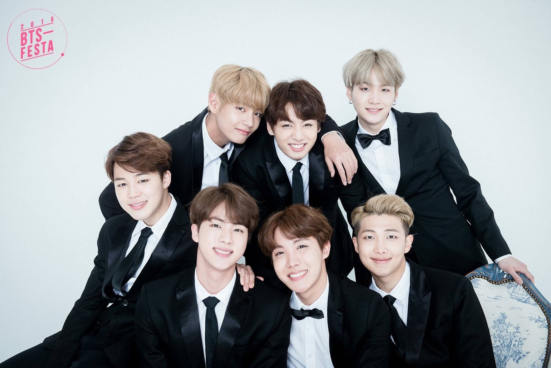 BTS成员穿黑色西装看着你，K-Pop成员
