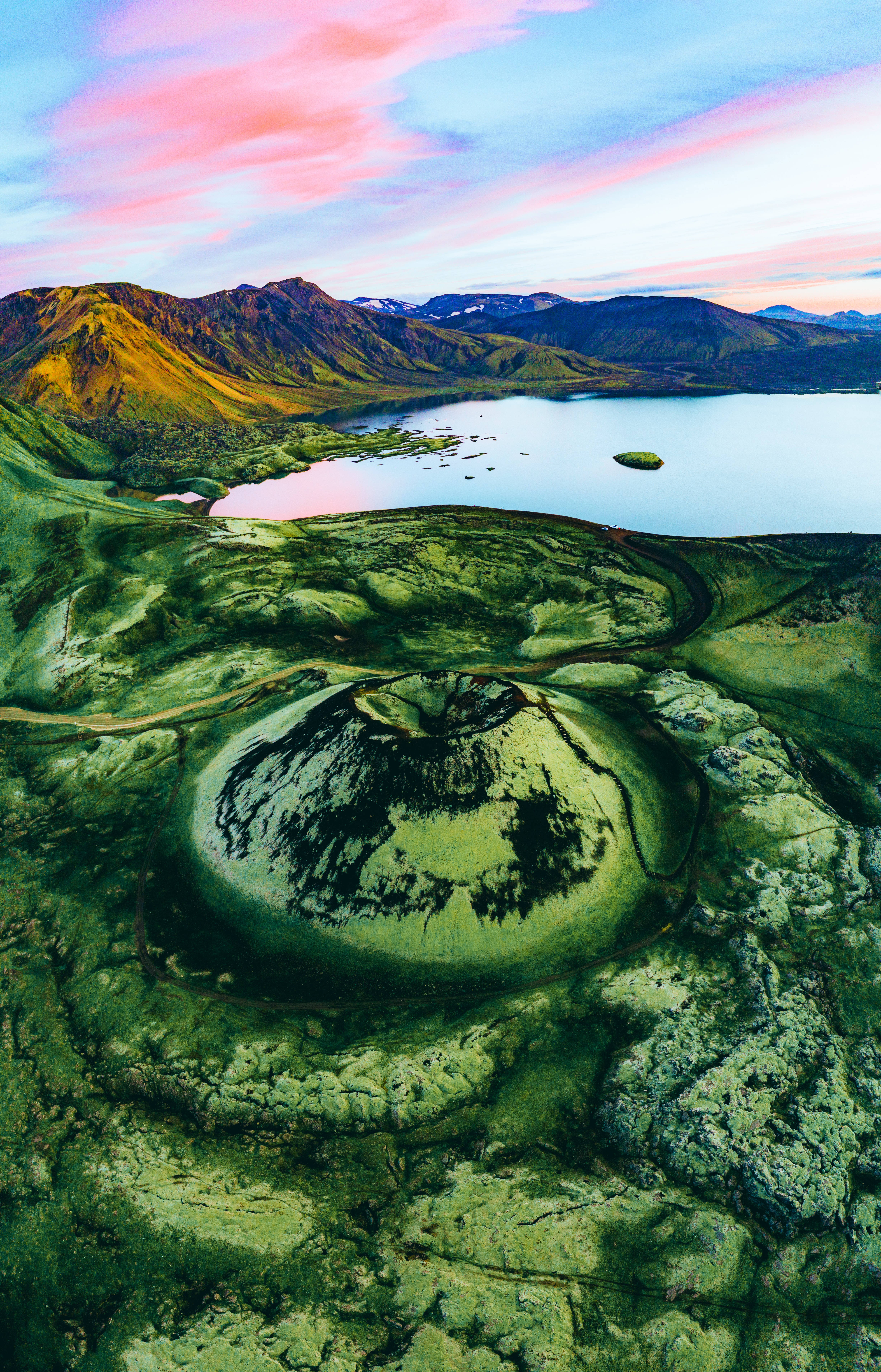 冰岛绿色火山 壁纸