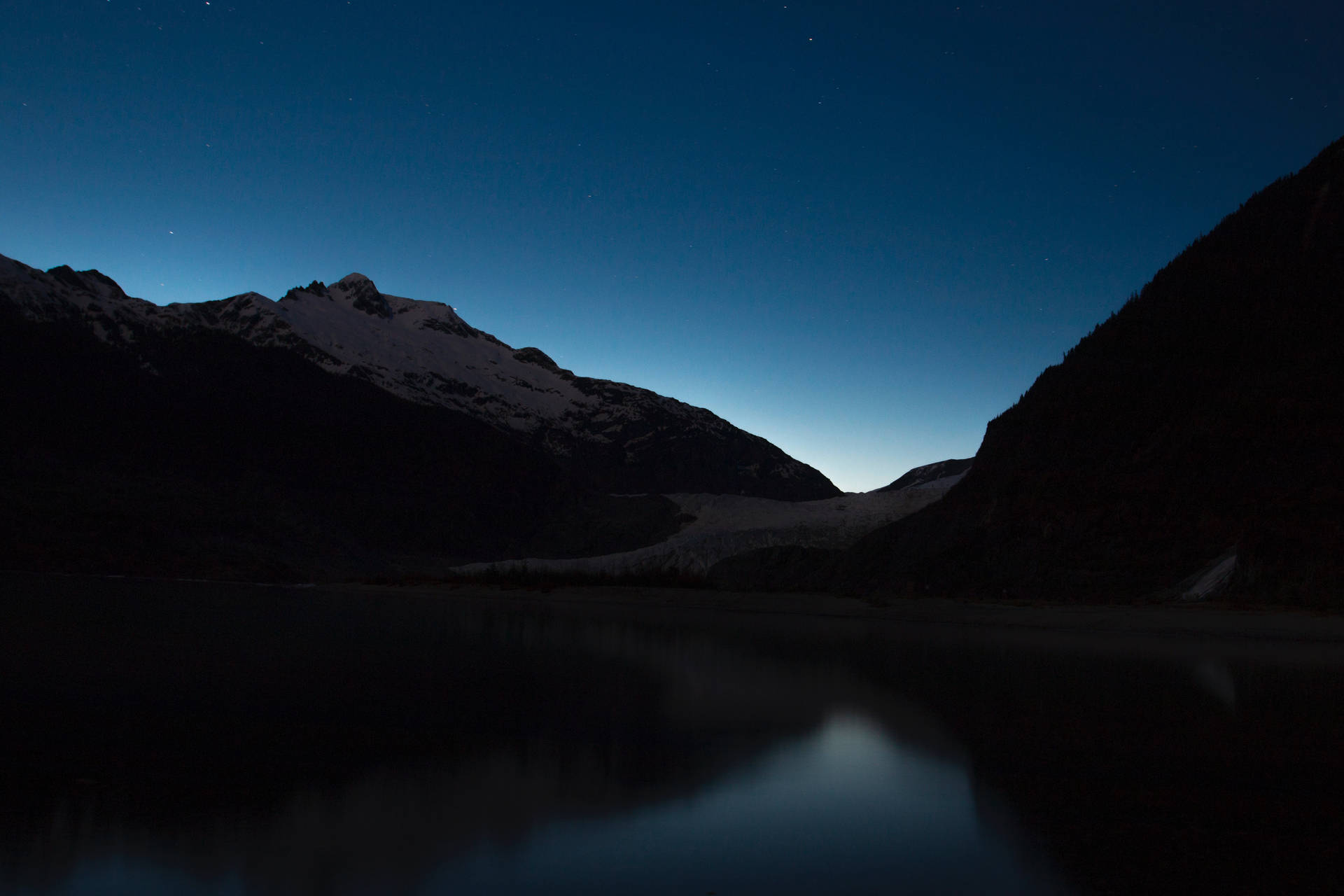 夜晚的黑色山顶与高山湖泊