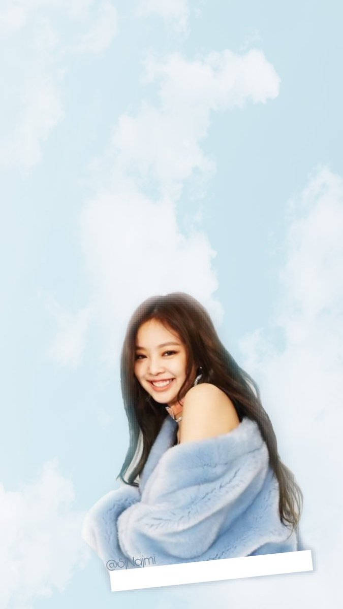 BLACKPINK Jennie蓝色毛绒外套配蓝天背景壁纸