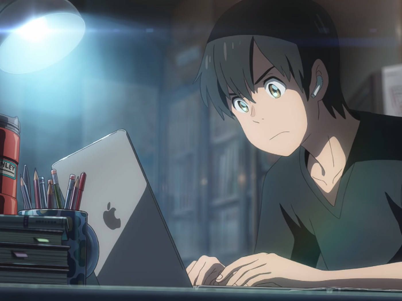 动漫男生在Macbook笔记本上打字 壁纸