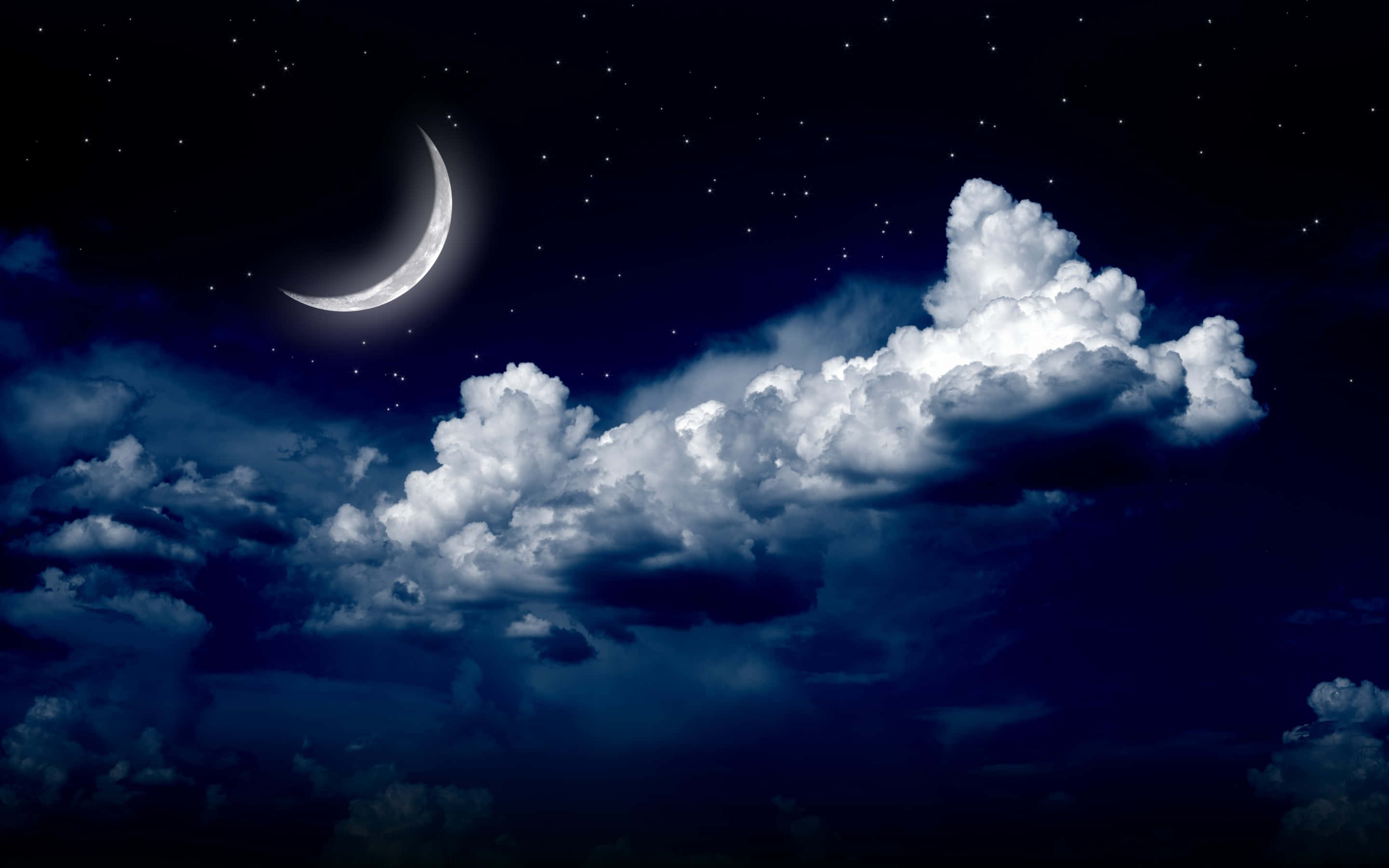 厚云新月夜空 壁纸