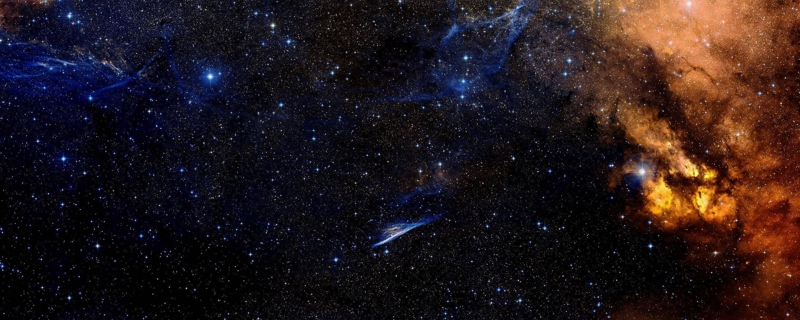 双显示器带你领略外太空的壮丽景象 壁纸
