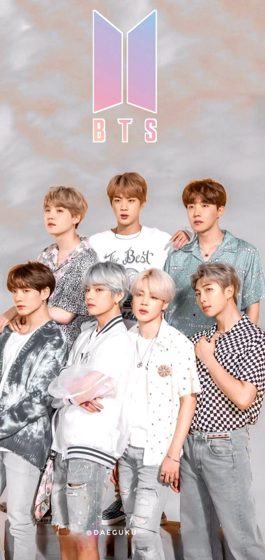 可爱防弹少年团在BTS标志下合影