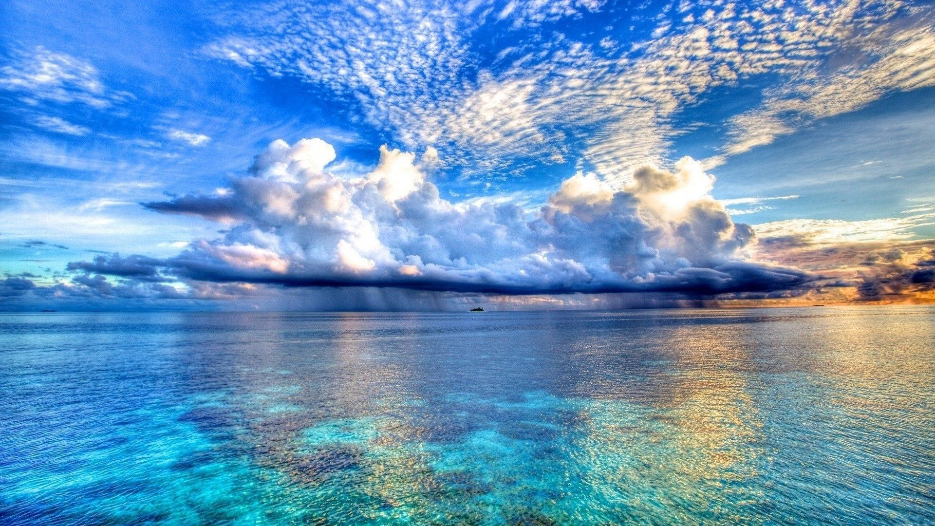 唯美海洋与多云天空 壁纸