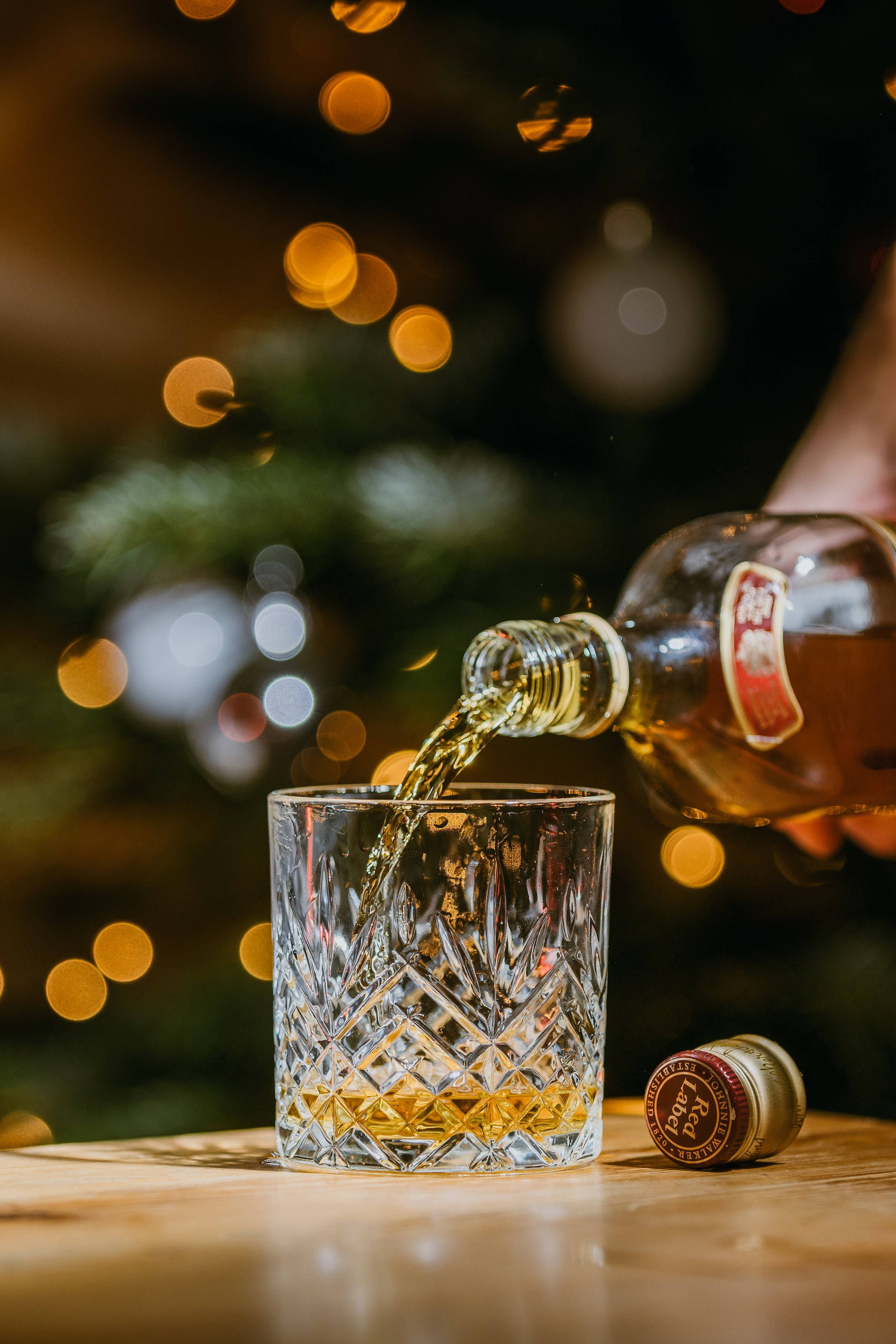 圣诞威士忌倒入玻璃杯 壁纸
