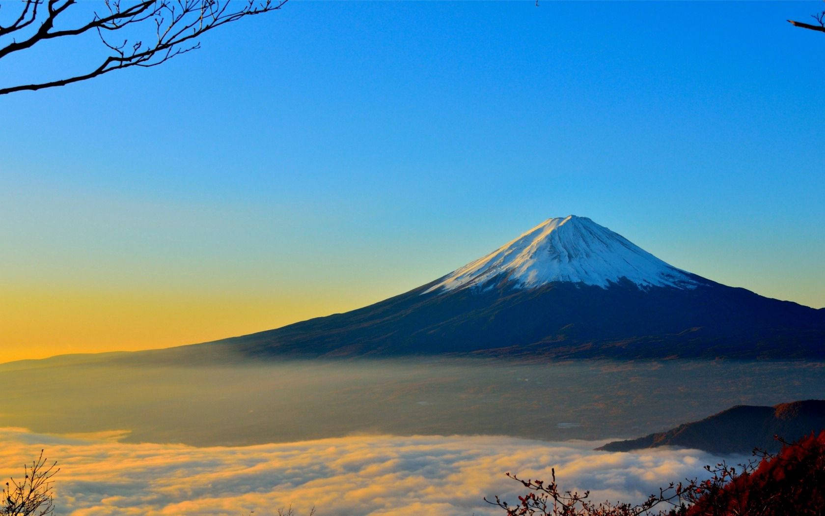 山峰、底部云层与清澈的天空