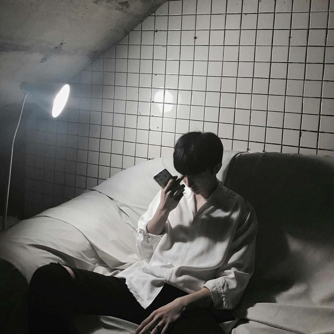 坐在床上的男子 壁纸