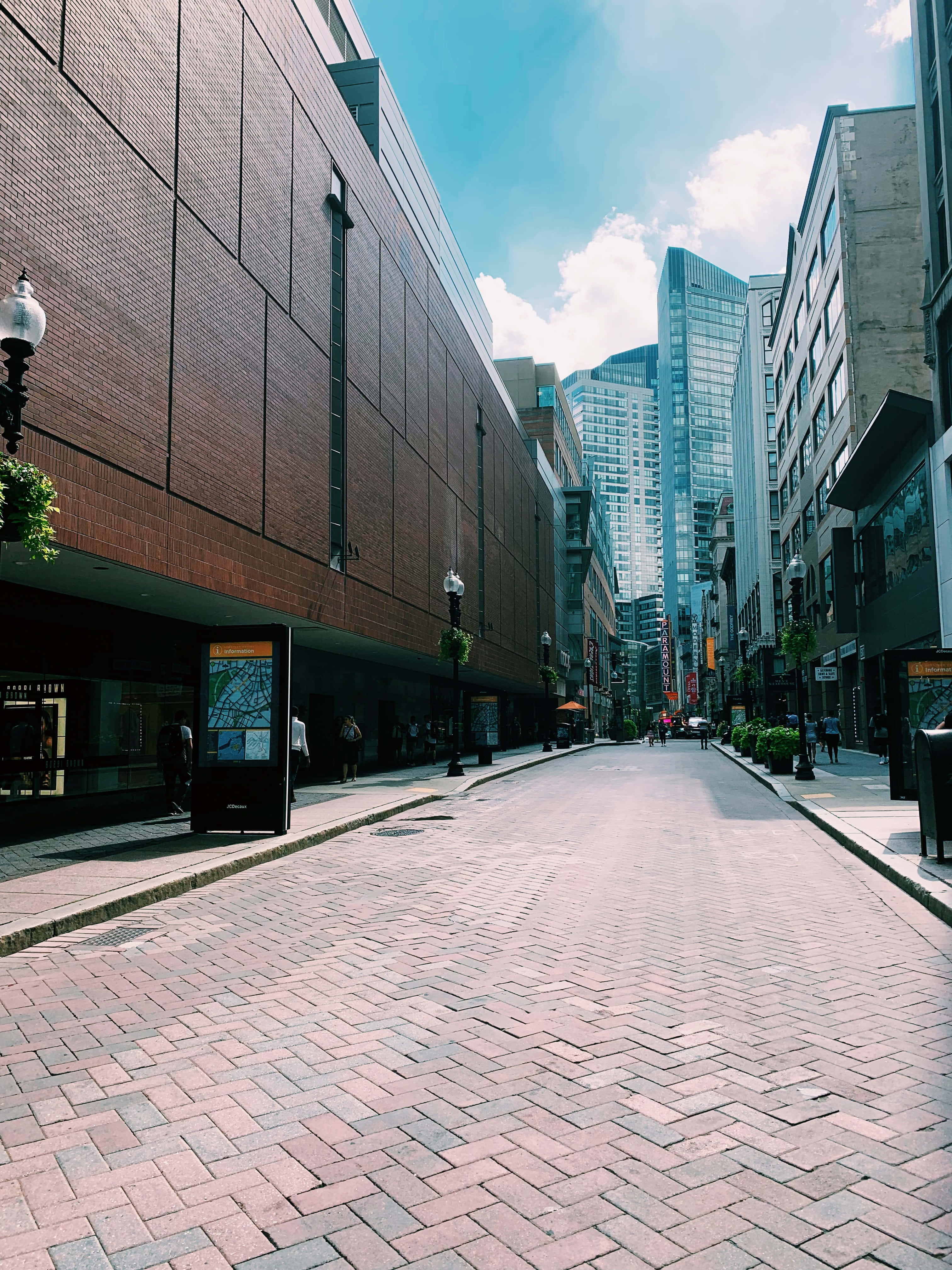 城市人行道闪闪发光的路面 壁纸