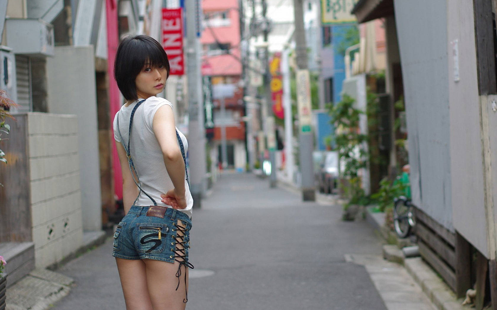 城市街头的日本女孩 壁纸