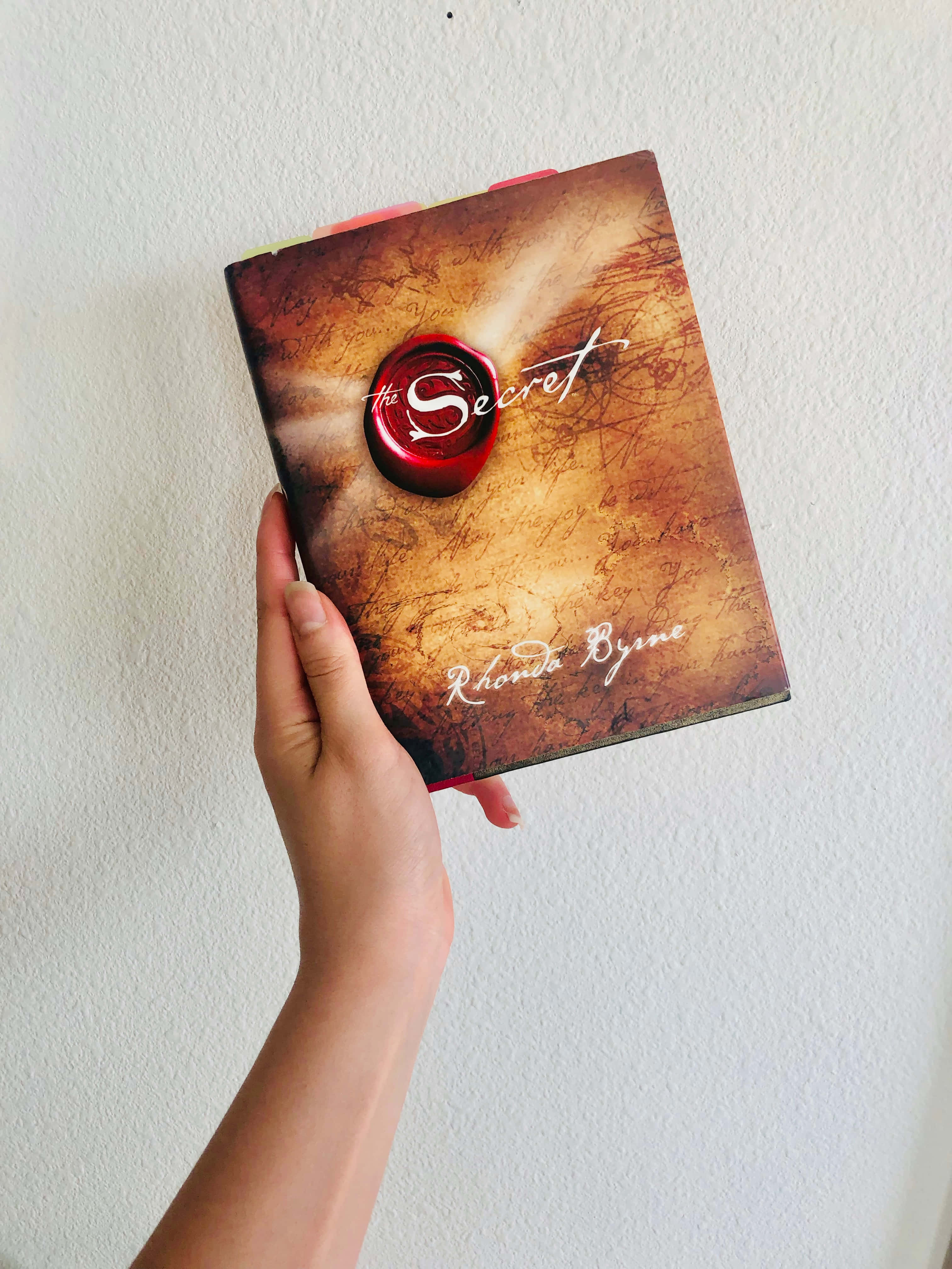 复古书脊堆叠在温暖的A形窗台上 壁纸