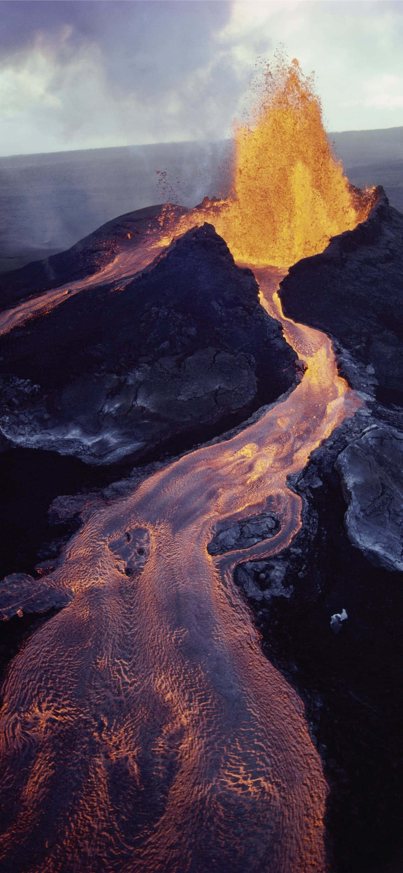 夏威夷火山国家公园火山喷发的惊人美景 壁纸