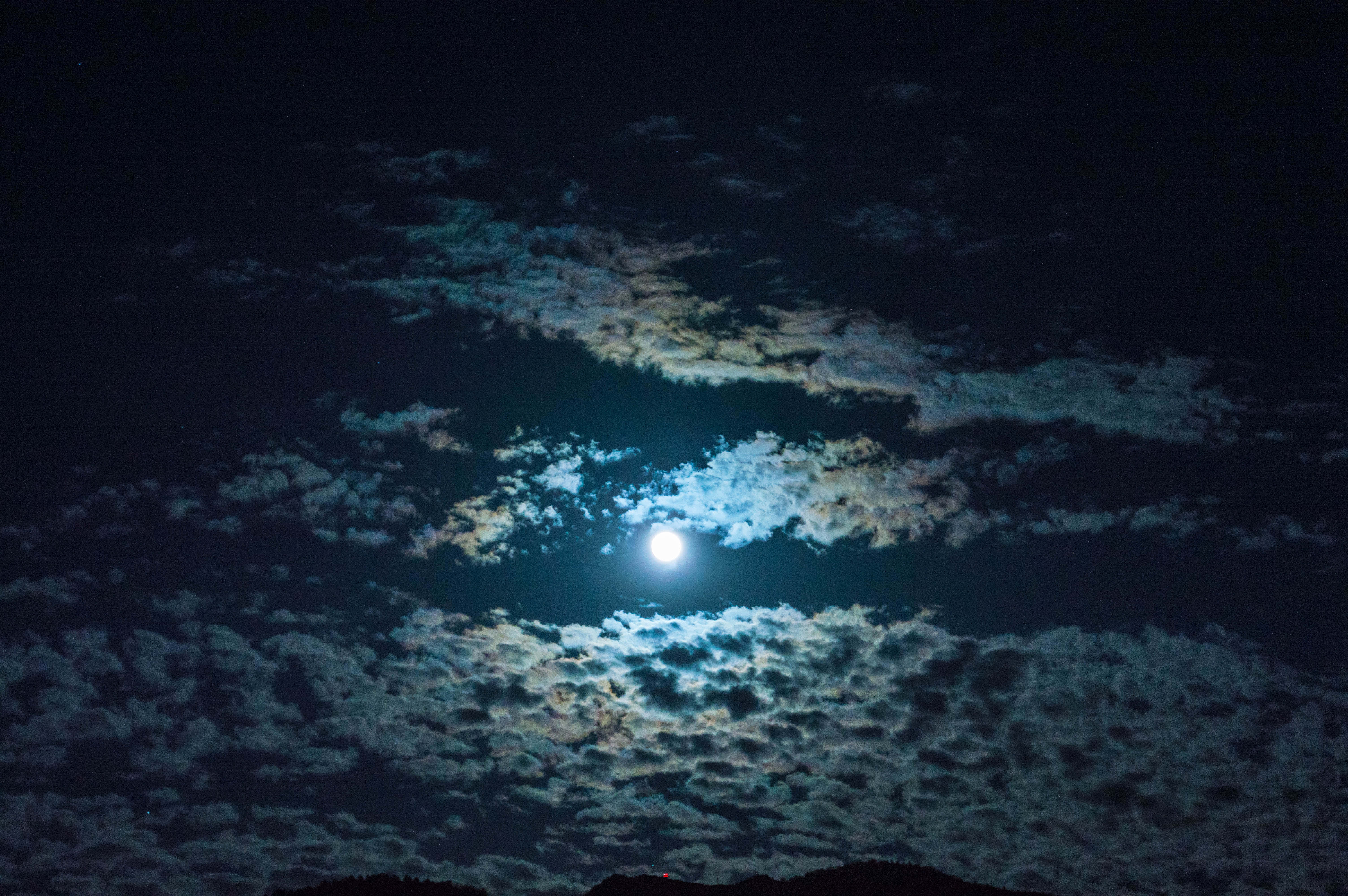 多云夜晚月亮图片 壁纸