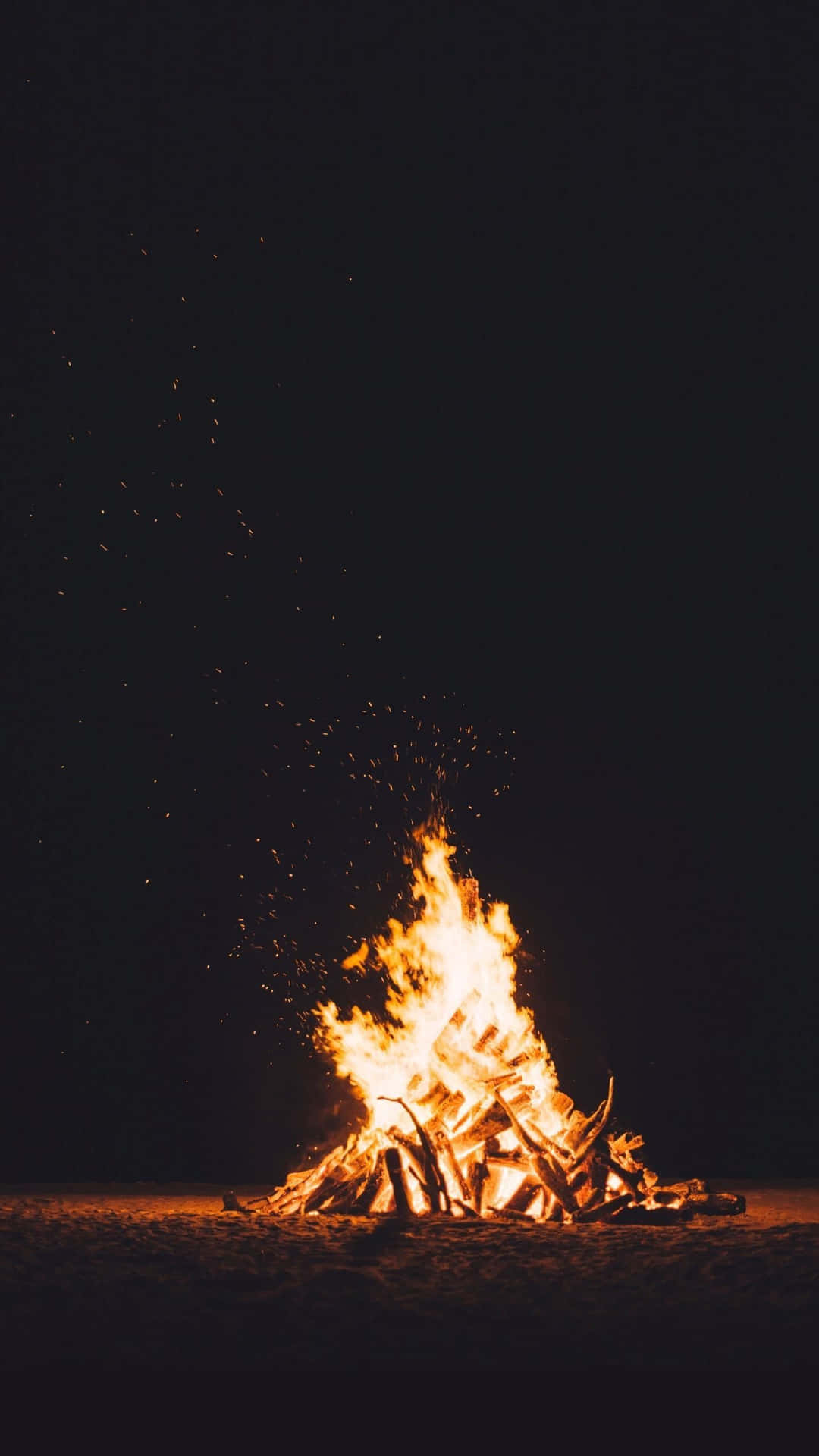 夜晚海滩上的篝火 壁纸