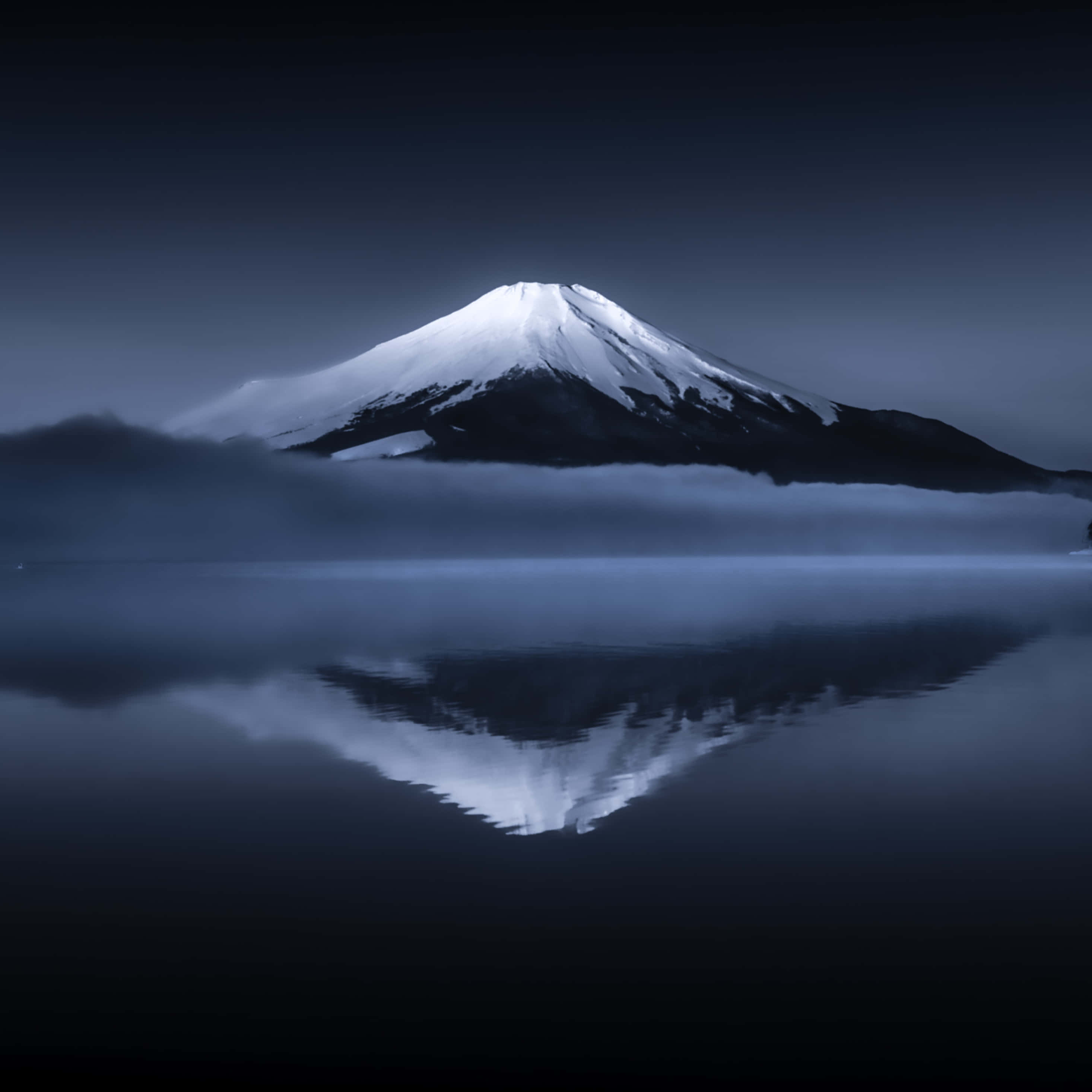 夜晚湖面倒映的山峰 壁纸