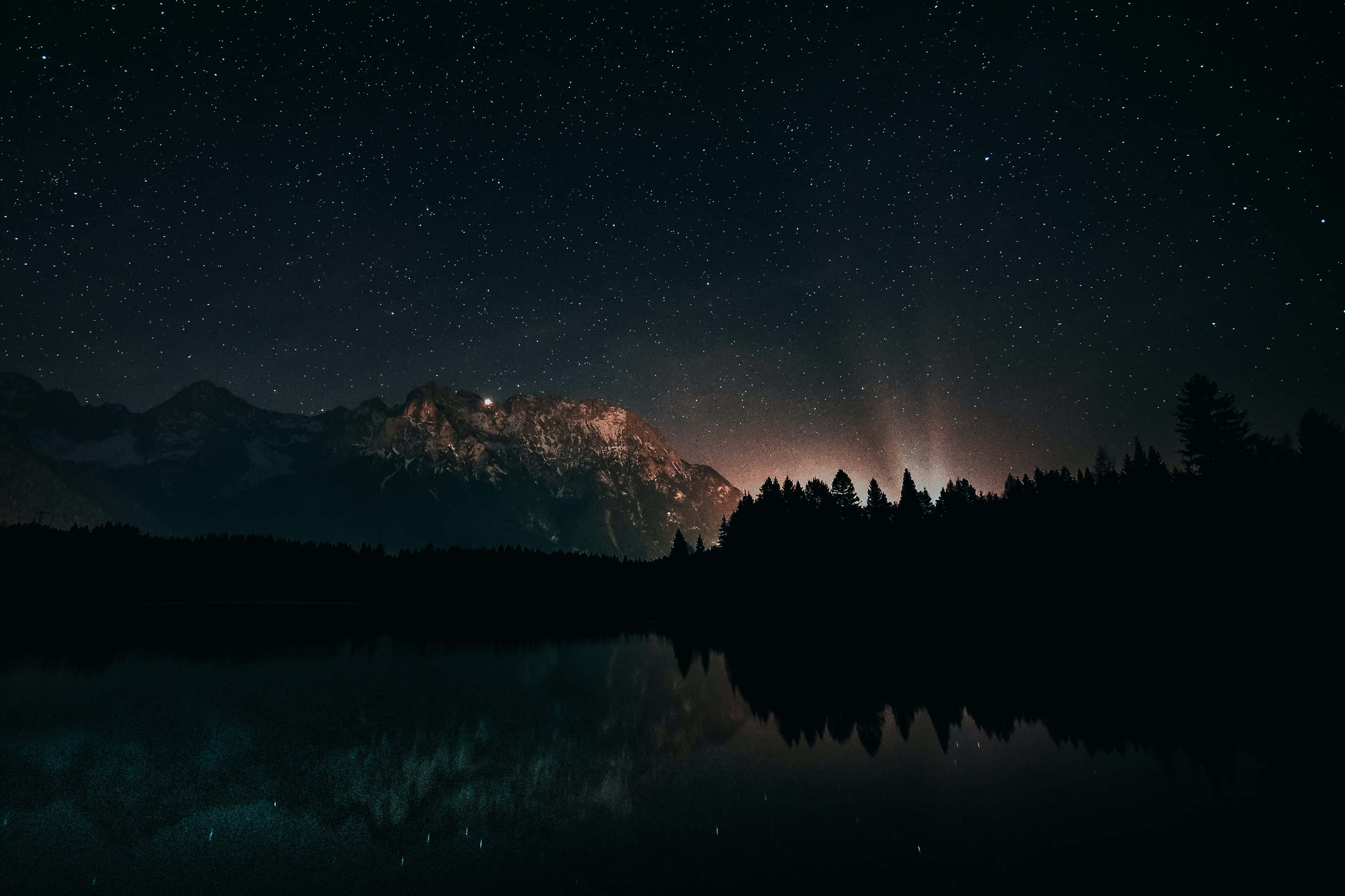 夜晚的山脉、星空与树木 壁纸