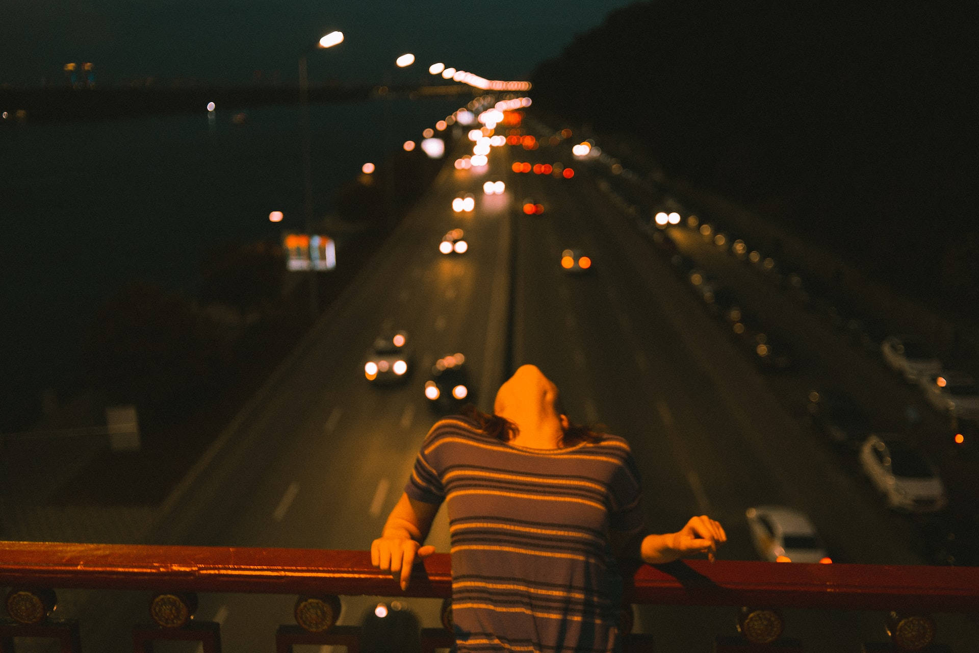 夜晚美学：公路上的女子