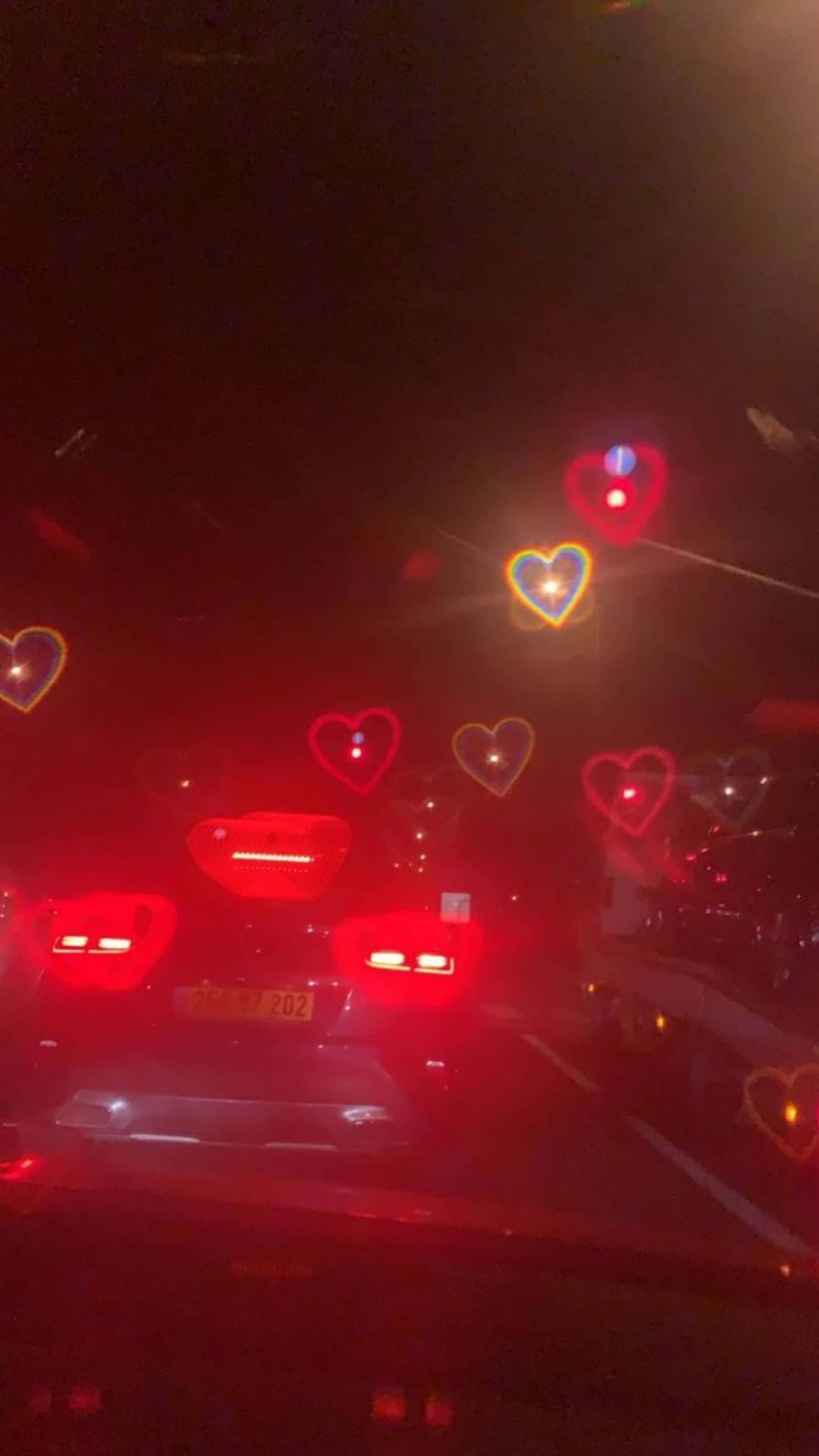 夜晚行驶的汽车，挡风玻璃上有爱心图案 壁纸