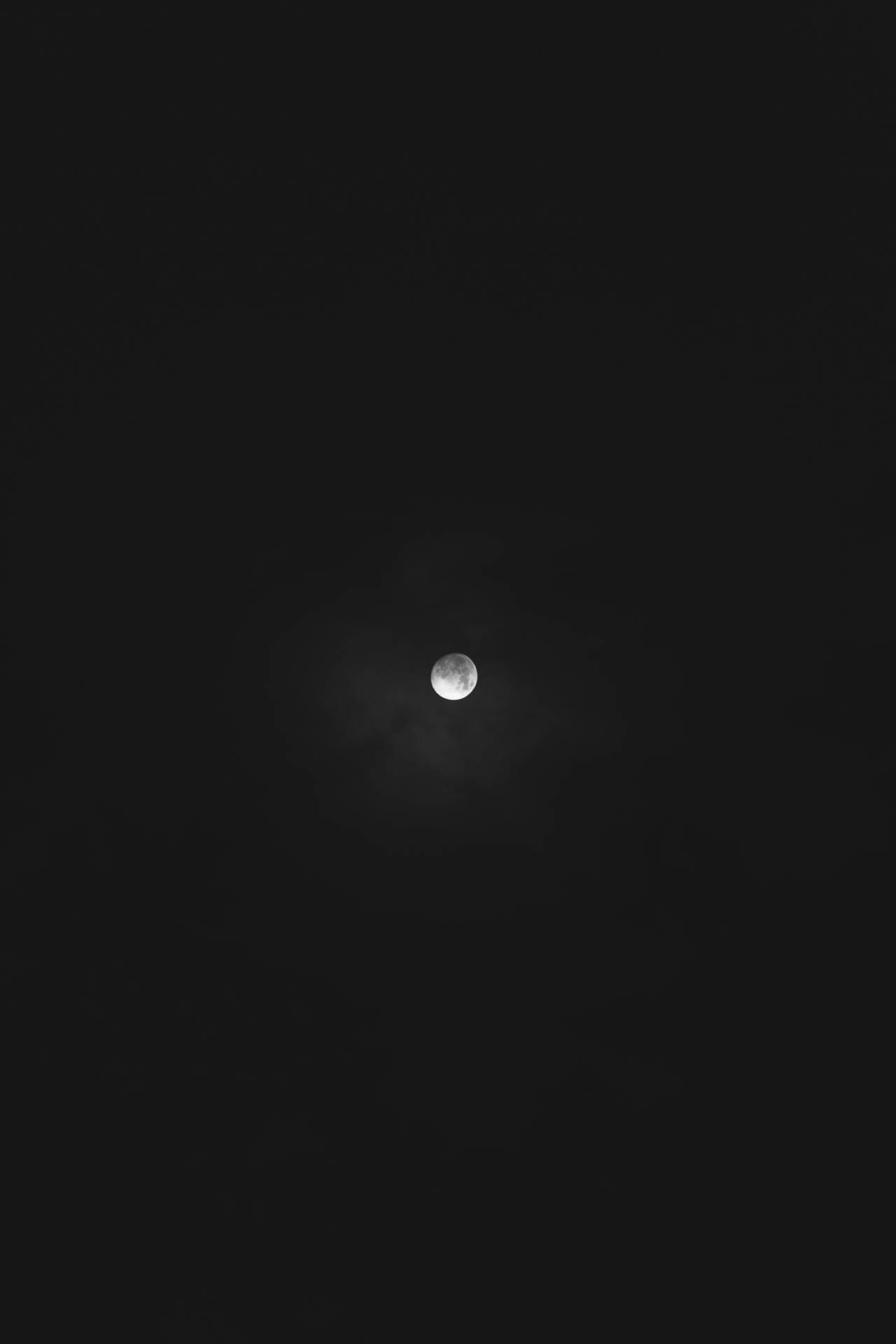 黑暗午夜夜空中的满月。从下方仰望的月亮视角。明亮的月光。