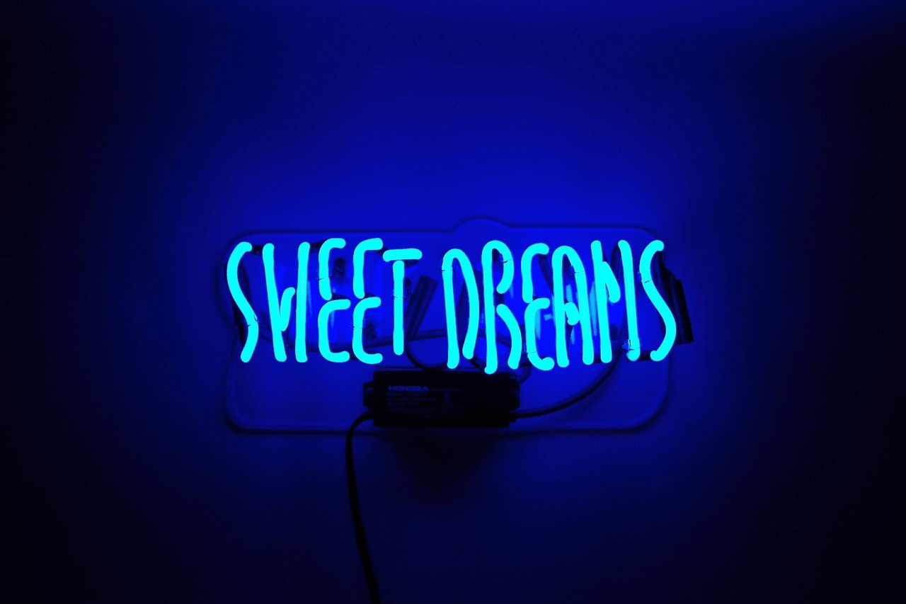 夜空中的霓虹蓝光之美 壁纸