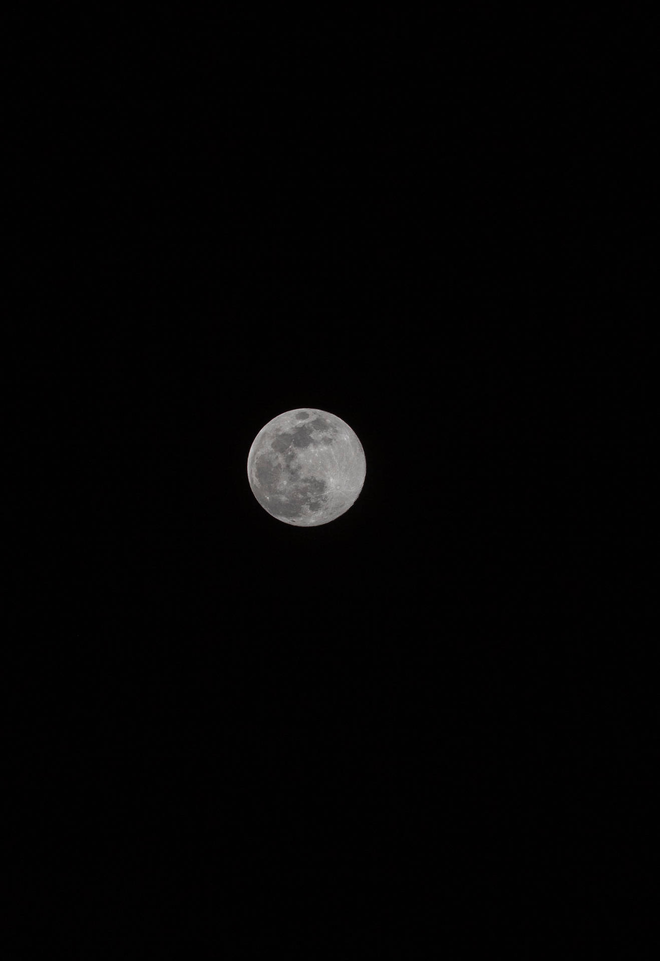 满月在黑色午夜夜空中明亮照耀。月亮与卫星视角。