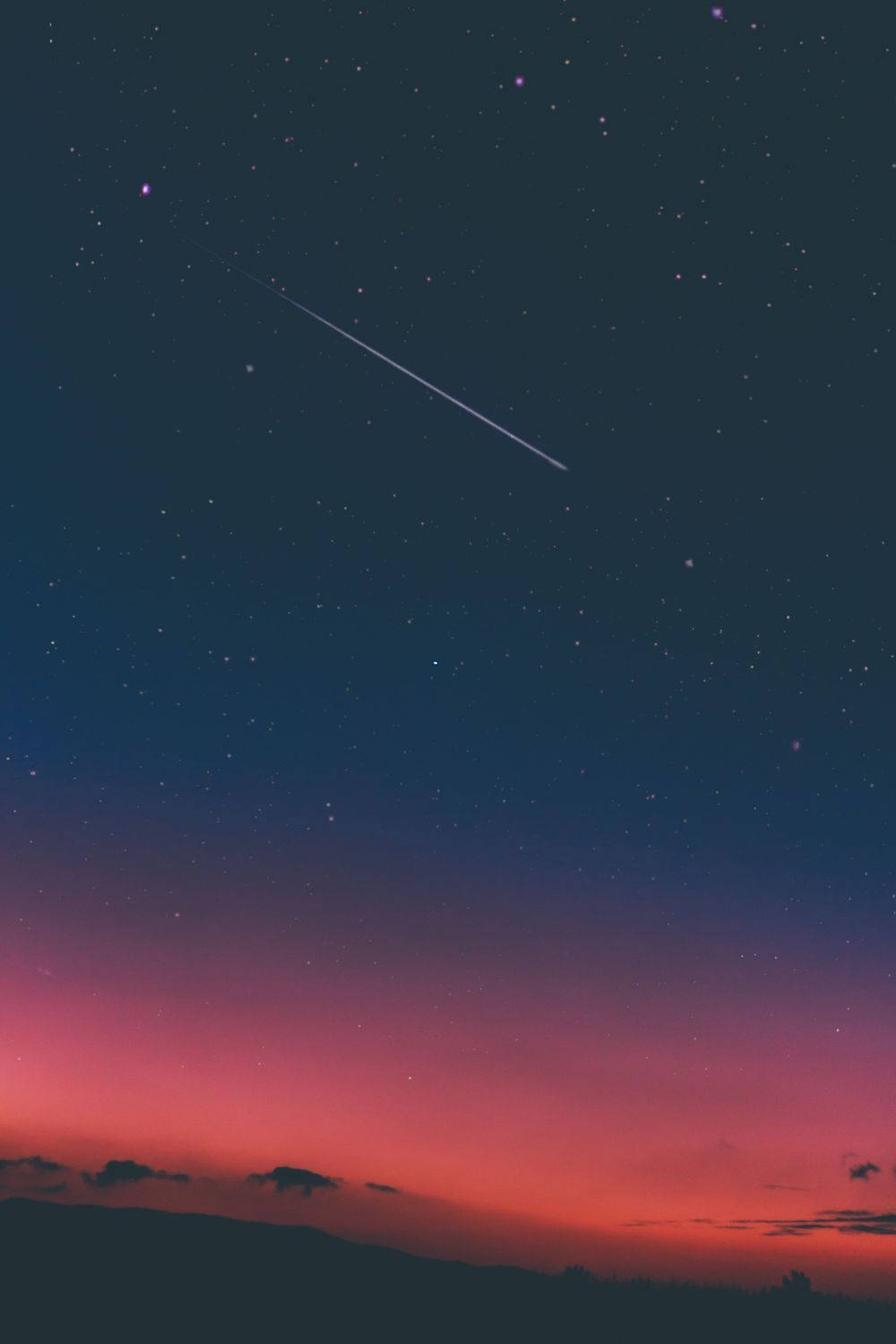 粉紫色夜空与流星，梦幻而戏剧性的天空与星辰。