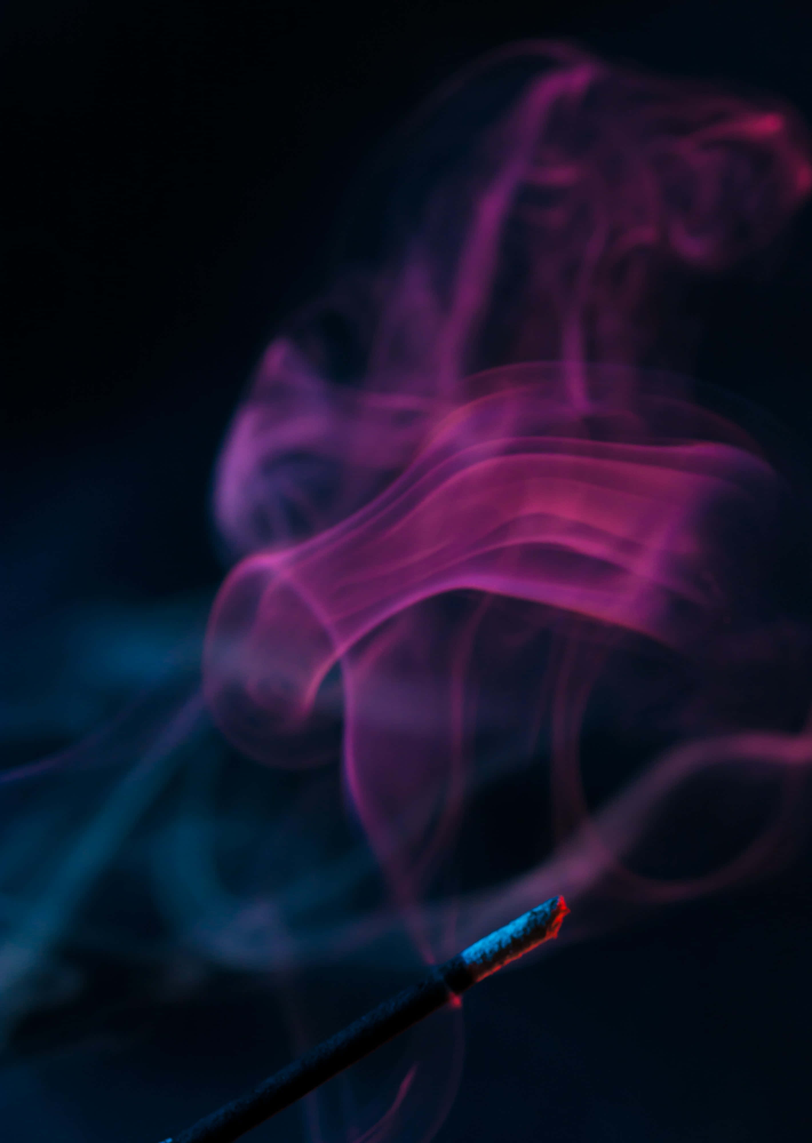 大气中壮观的粉色烟雾 壁纸