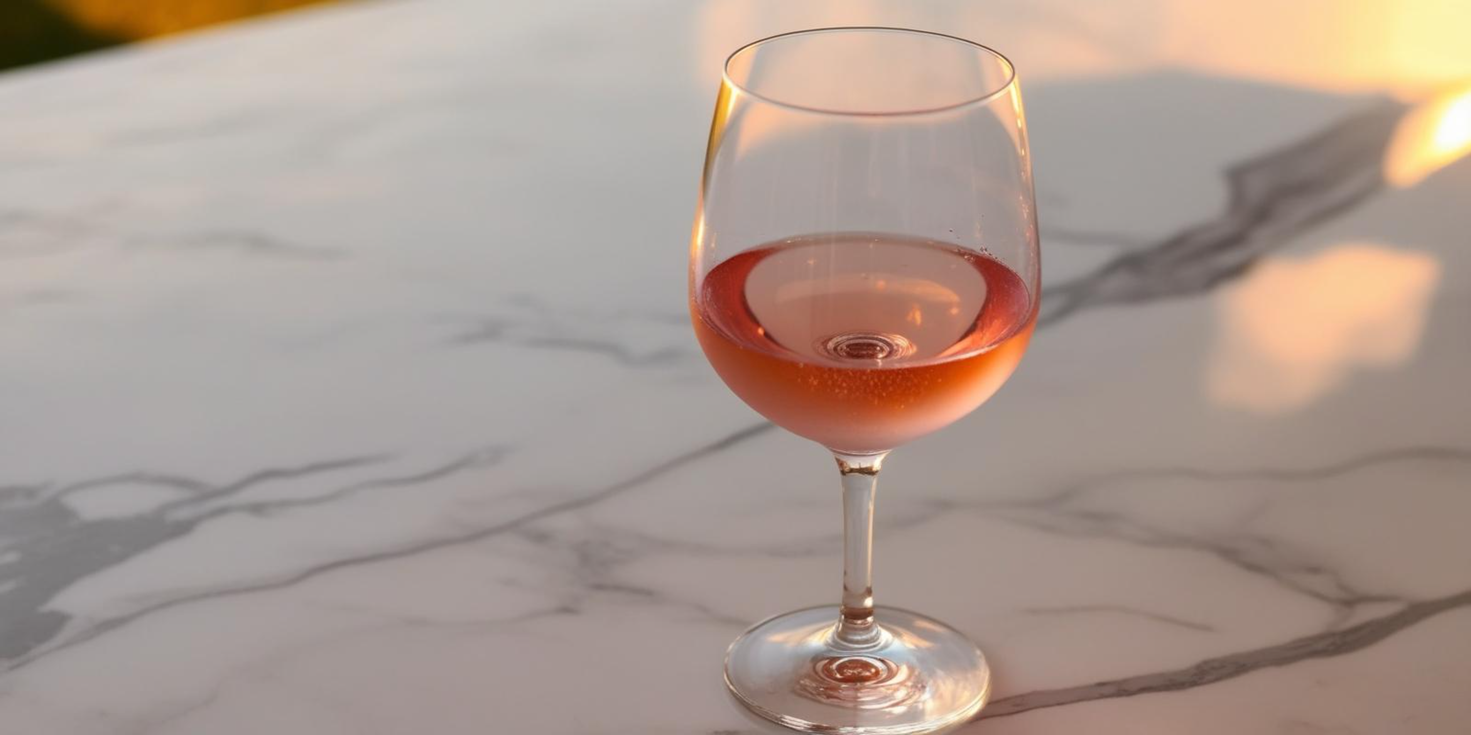 大理石桌上的葡萄酒杯 壁纸