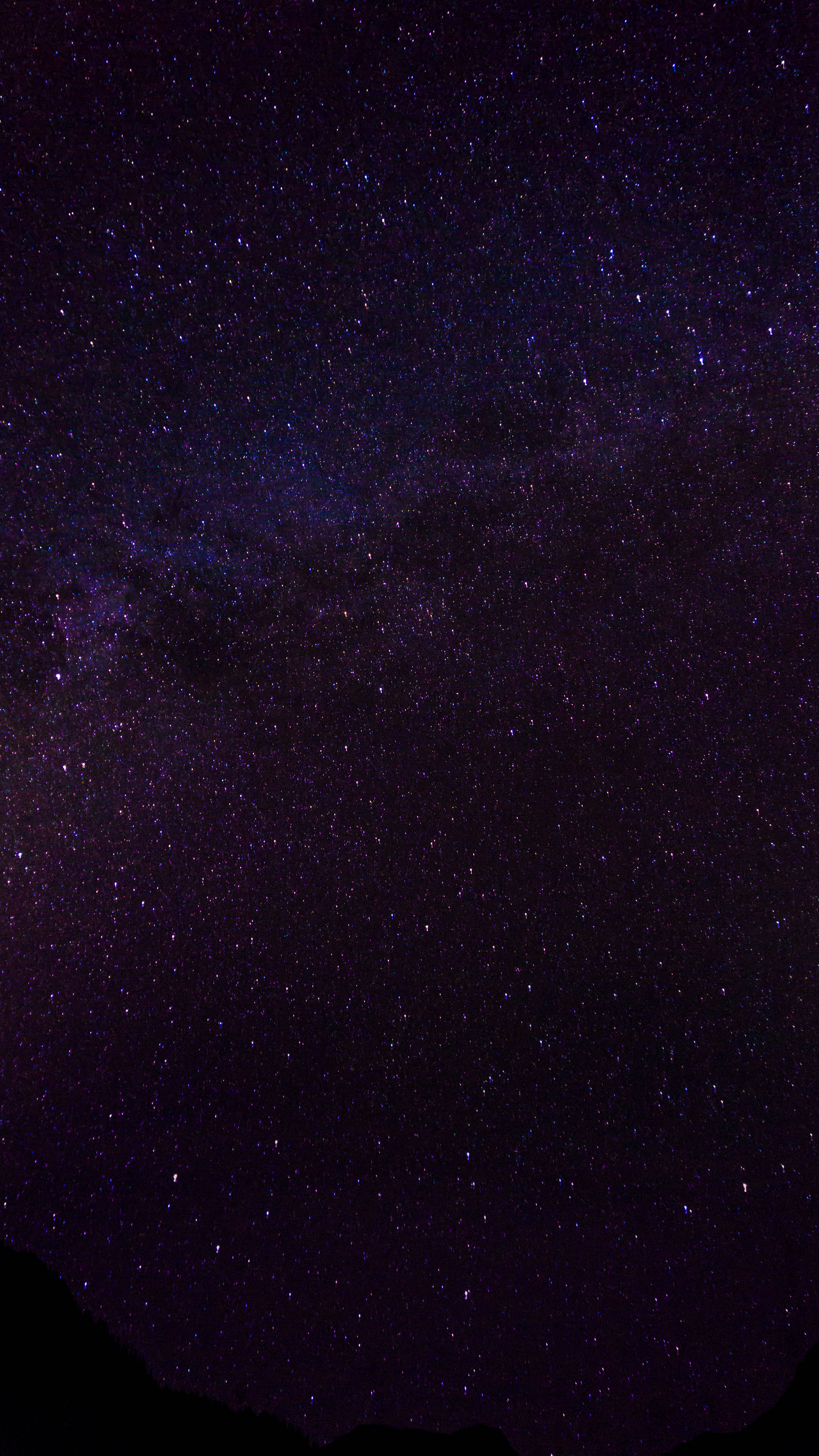 太空中美丽的深紫色星系 壁纸