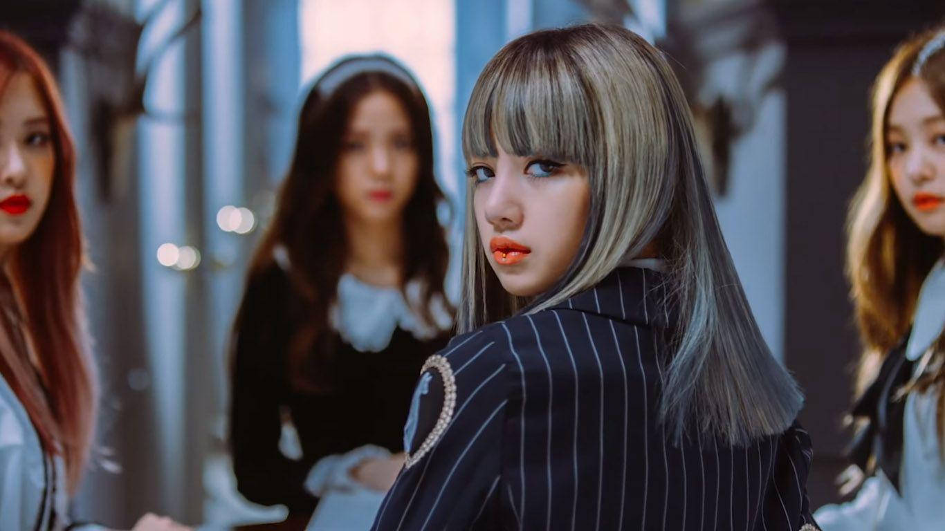 BLACKPINK成员模糊背景，仅Lisa清晰的壁纸