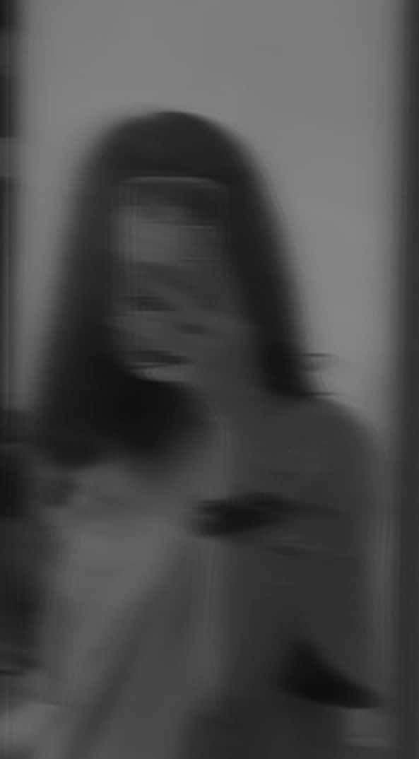 女孩对镜自拍模糊照片 壁纸