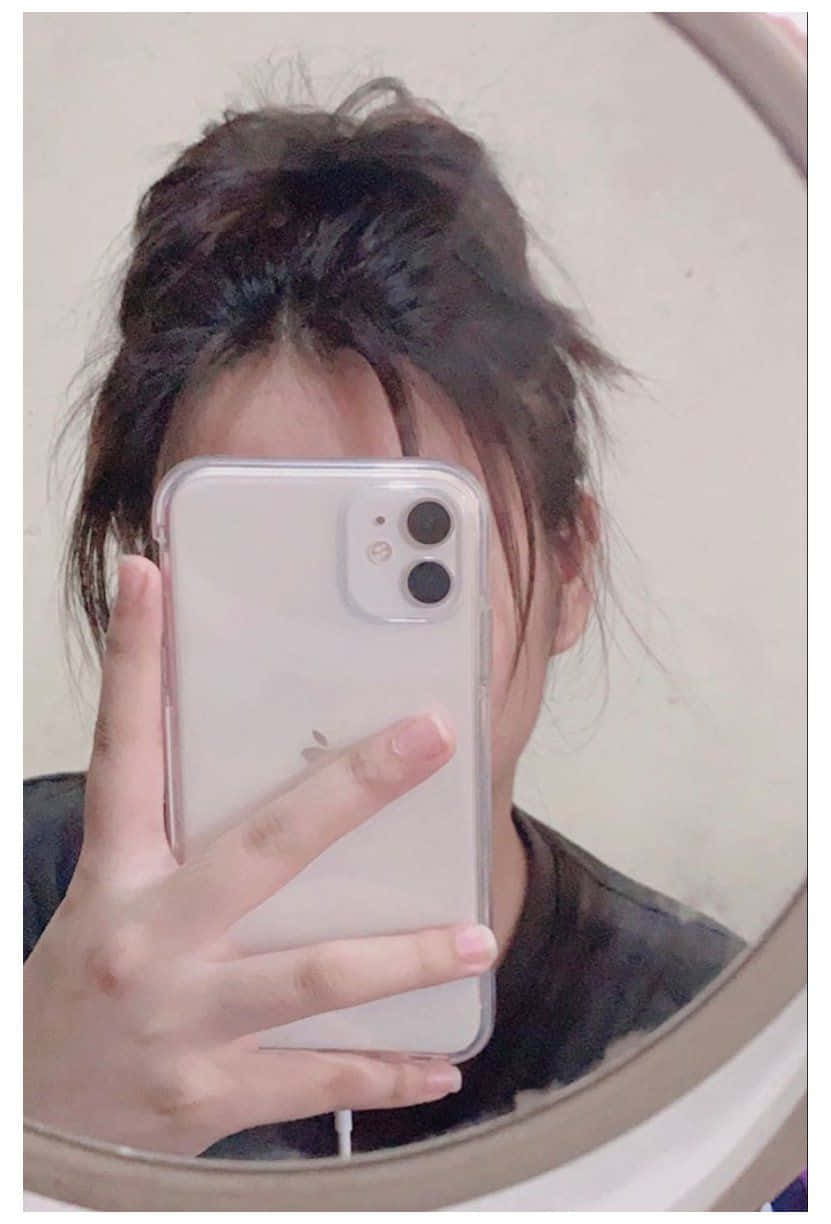 女性对着镜子自拍 壁纸