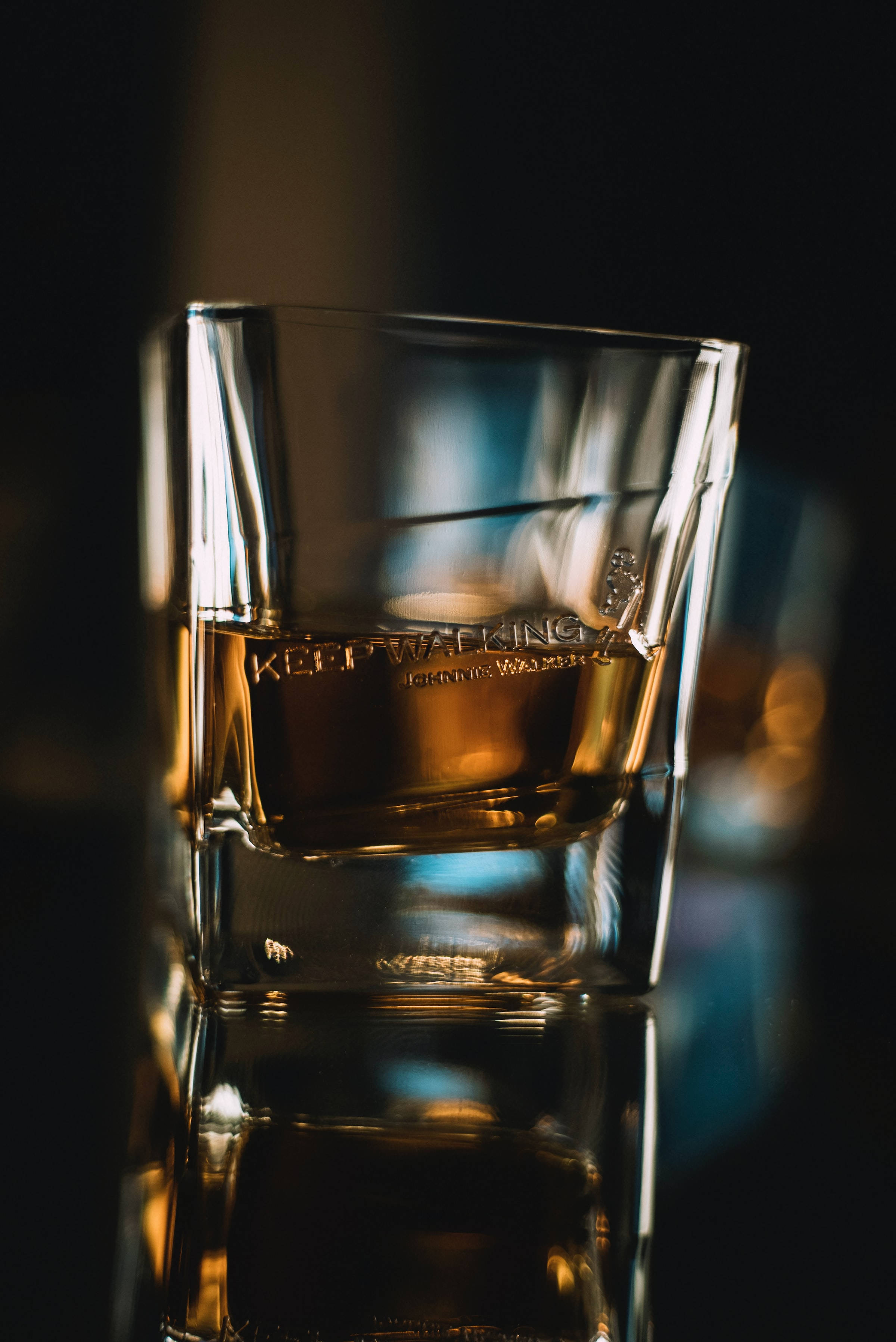 威士忌近景在短酒杯中 壁纸