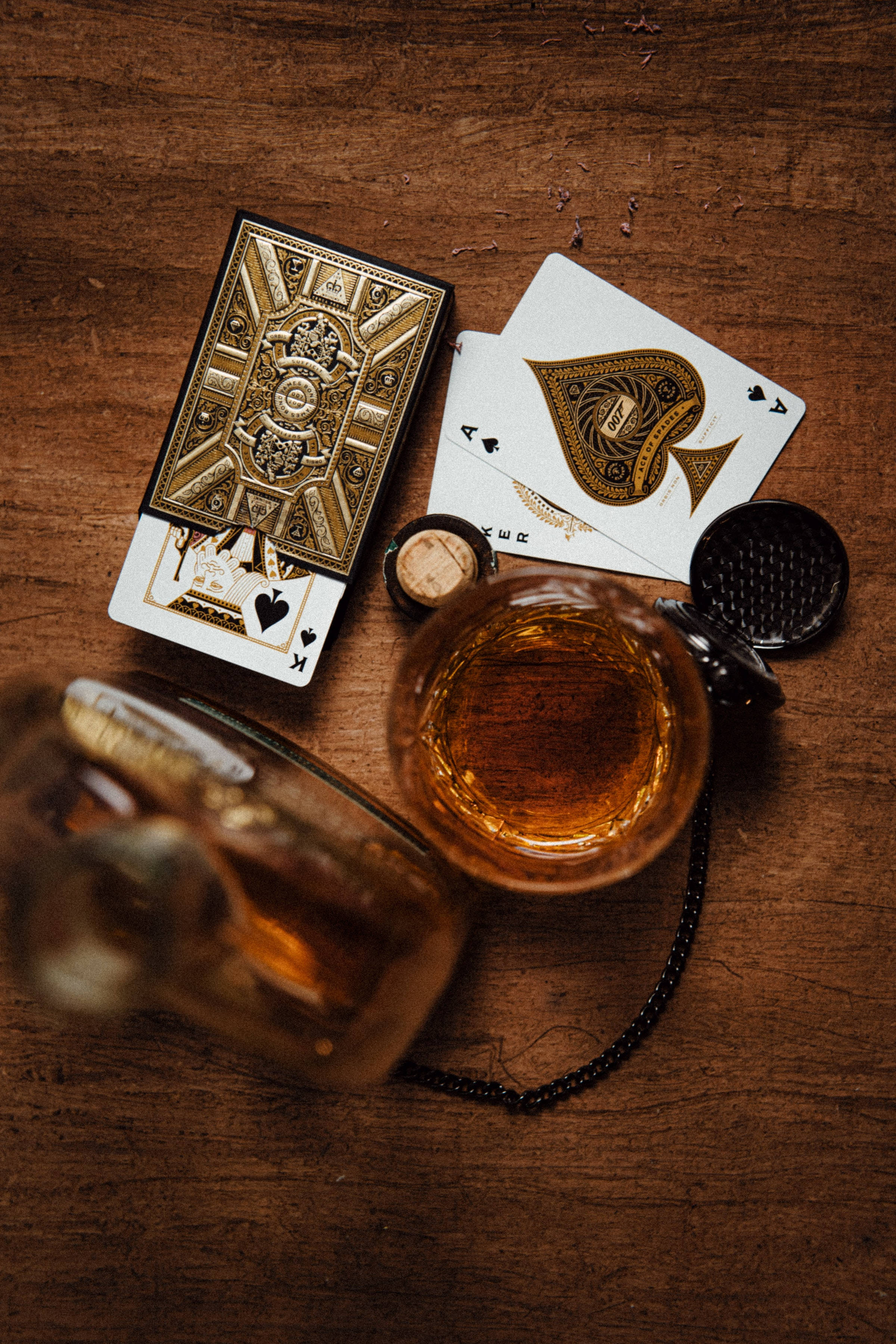 威士忌酒杯与纸牌 壁纸