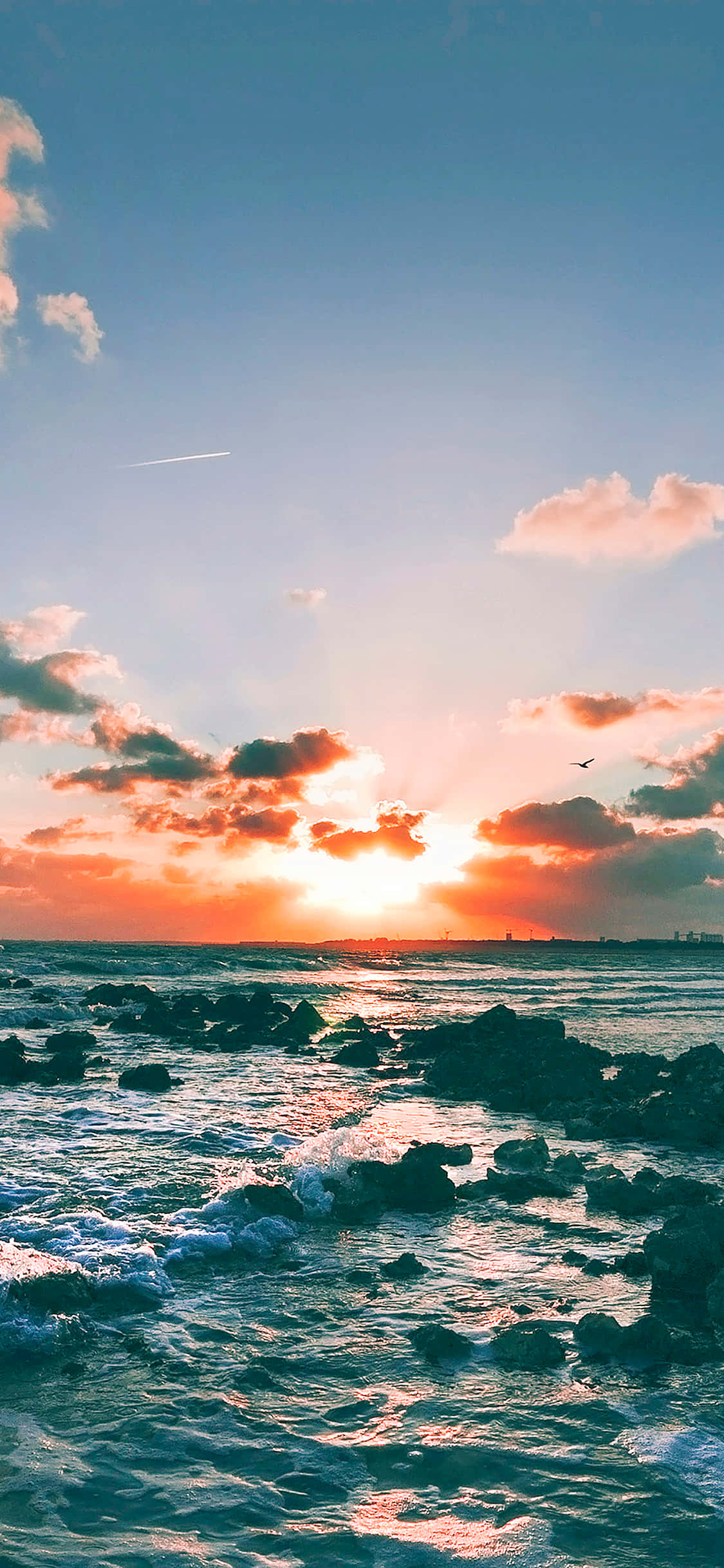 宁静海洋上空的灿烂日落云 壁纸
