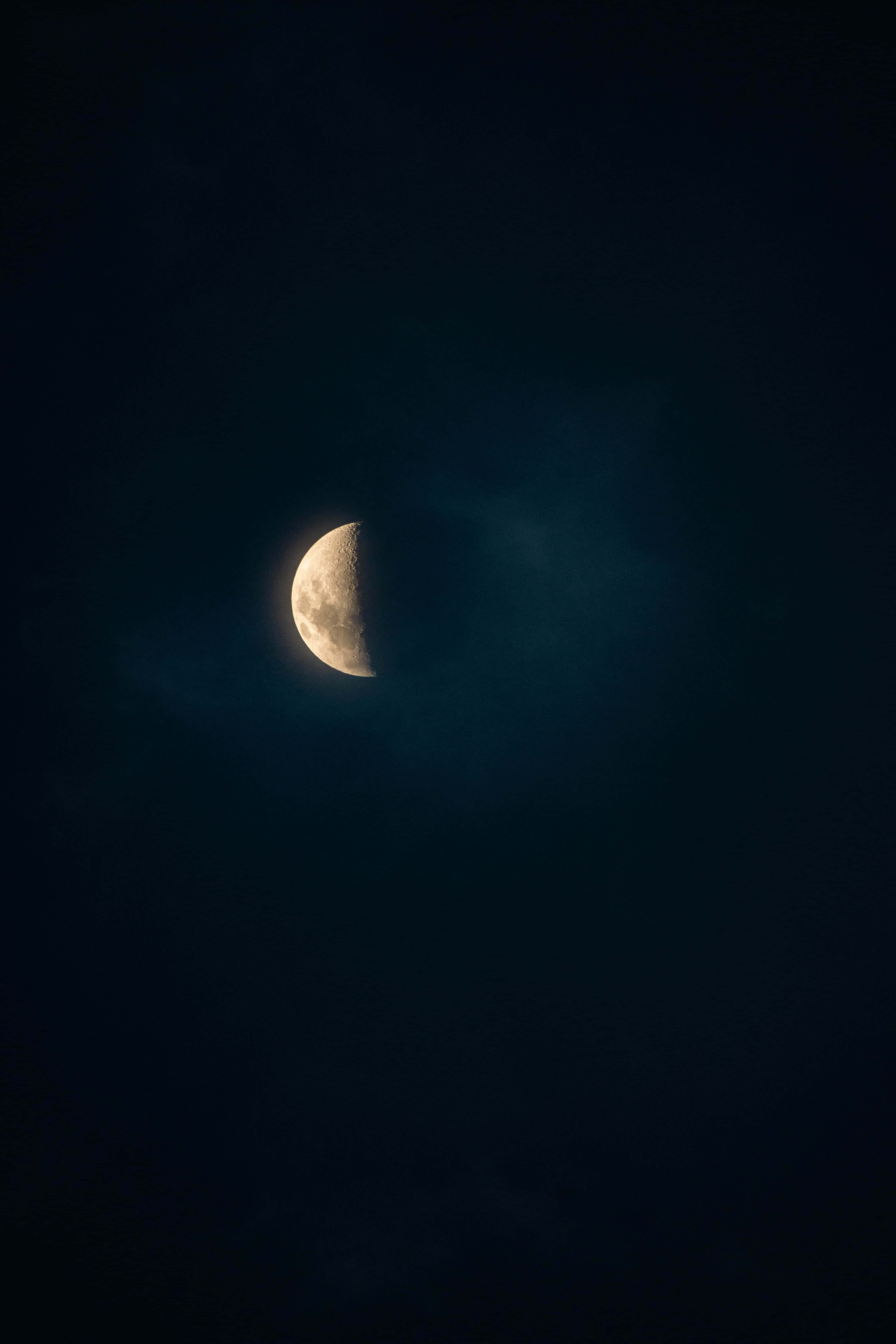 宁静的蓝色夏日天空 壁纸
