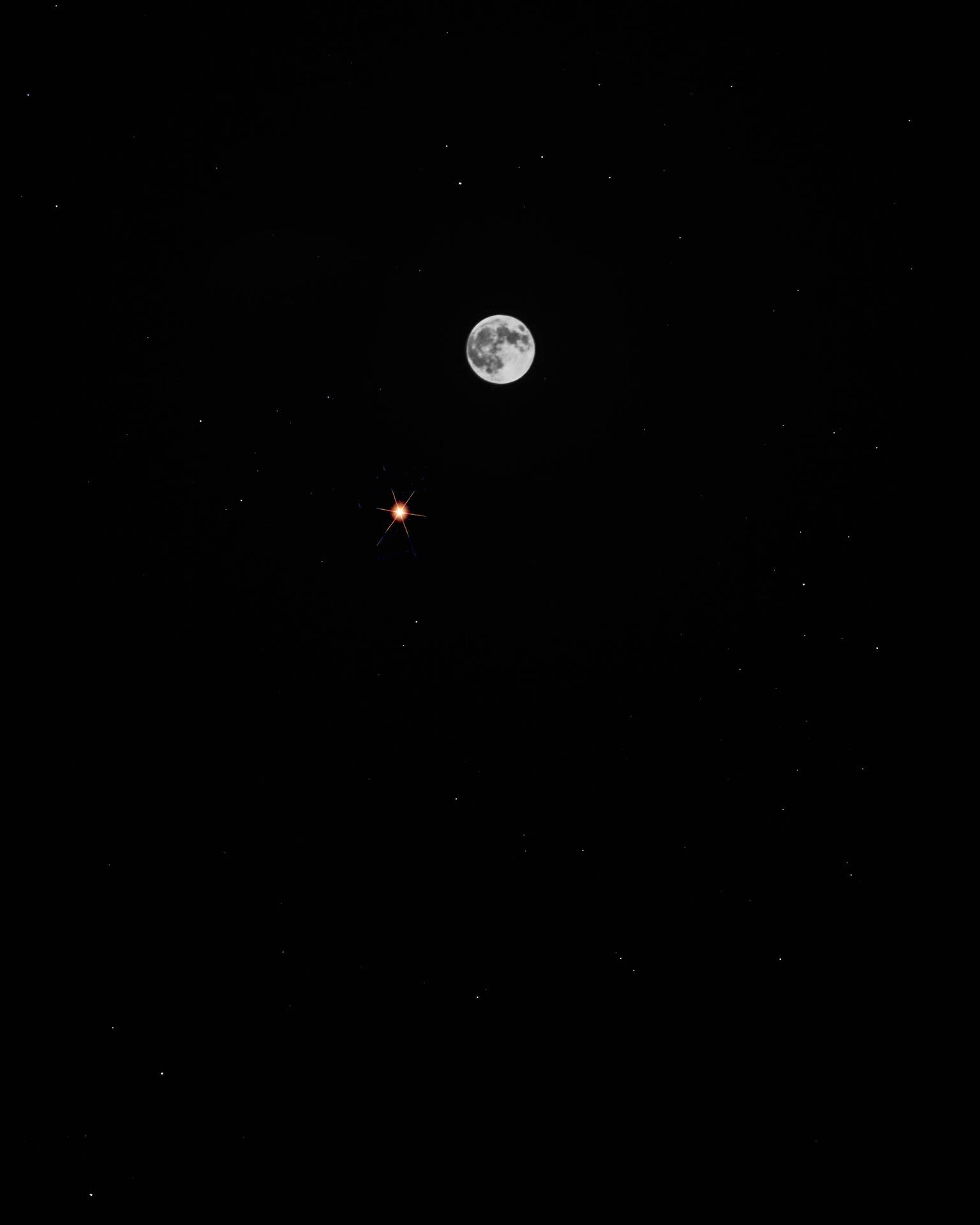 黑暗午夜夜空中的满月。从下方仰望的月亮视角。明亮的月光。