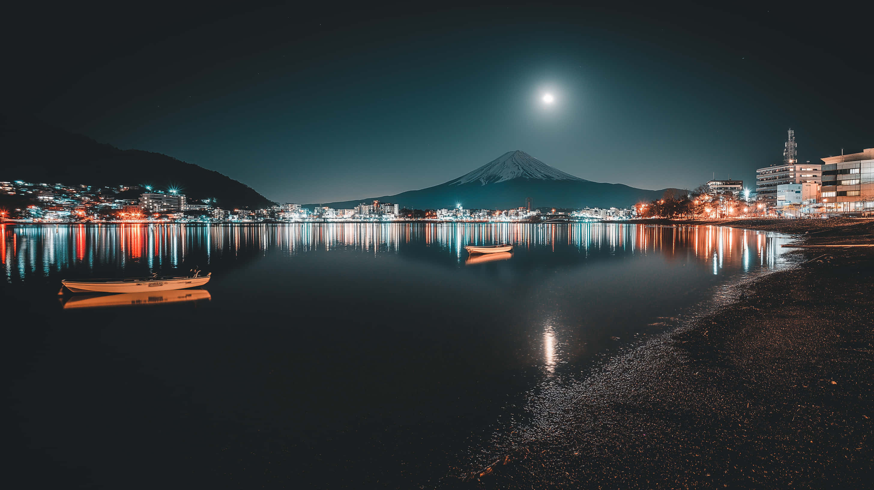 富士山倒映湖面与城市夜景灯光 壁纸